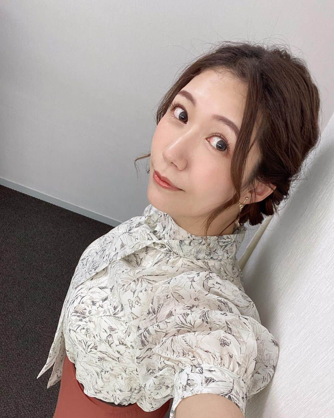 穂川果音さんのインスタグラム写真 - (穂川果音Instagram)「hairstyle  編み込みアップヘアです😊  #hairstyle #hairarrange #アップヘア　#アベプラ　#abematv #アップスタイル　#イヤリング　#earrings   #穂川果音  #気象予報士　#下めアップ  #綺麗めアレンジ 　#まとめ髪　#お天気キャスター #前髪アレンジ　#編み込みアップヘア #編み込みアレンジ　#可愛い系ヘアスタイル」9月9日 13時13分 - hokawakanonn