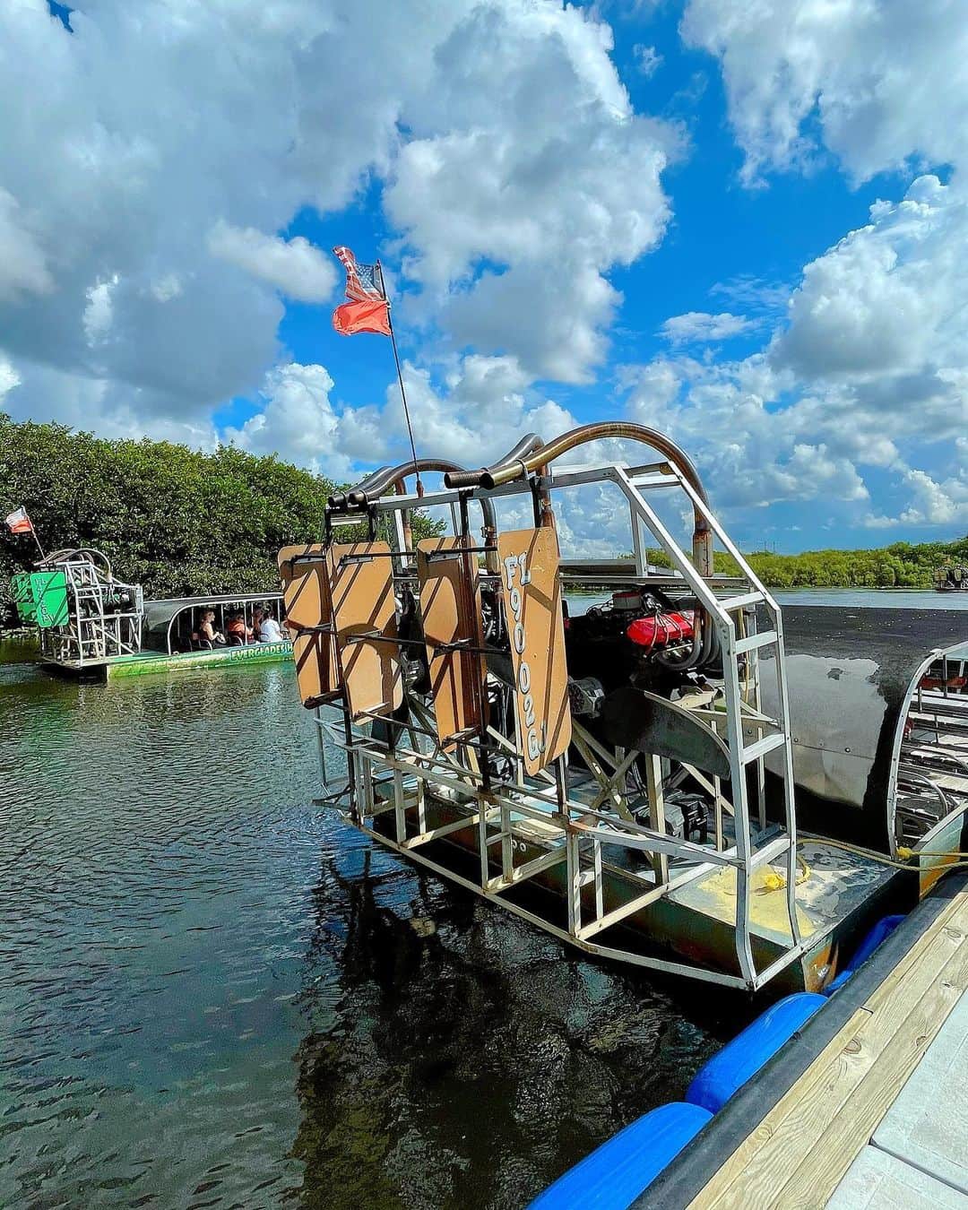 百合華さんのインスタグラム写真 - (百合華Instagram)「ゆかちゃん＆かなちゃんと一緒に世界自然遺産のエバーグレーズ国立公園巡りタイム🐊🎶🐊🎶🐊  #evergladesnationalpark  可愛いエアボートに乗船して淡水と海水が入り混じる広大な湿地帯に生息しているワニさん達を探しながらの世界遺産クルージングはまるで絵画の様な素晴らしい風景にとっても感動いたしました✨✨✨  #worldheritage   お天気にも恵まれて晴れ渡る豊かな大自然の中で存分にリフレッシュ出来ました🥰  発見出来たワニさん達は次回UPいたします💋  #usa #miami  #世界遺産 #美しい風景  #世界自然遺産 #世界遺産が好き  #世界遺産クルーズ #世界自然遺産クルーズ  #世界遺産って素晴らしい  #世界遺産を学んで平和を願う  #世界遺産から発信するスタイル」9月9日 15時25分 - yurika.lovelily