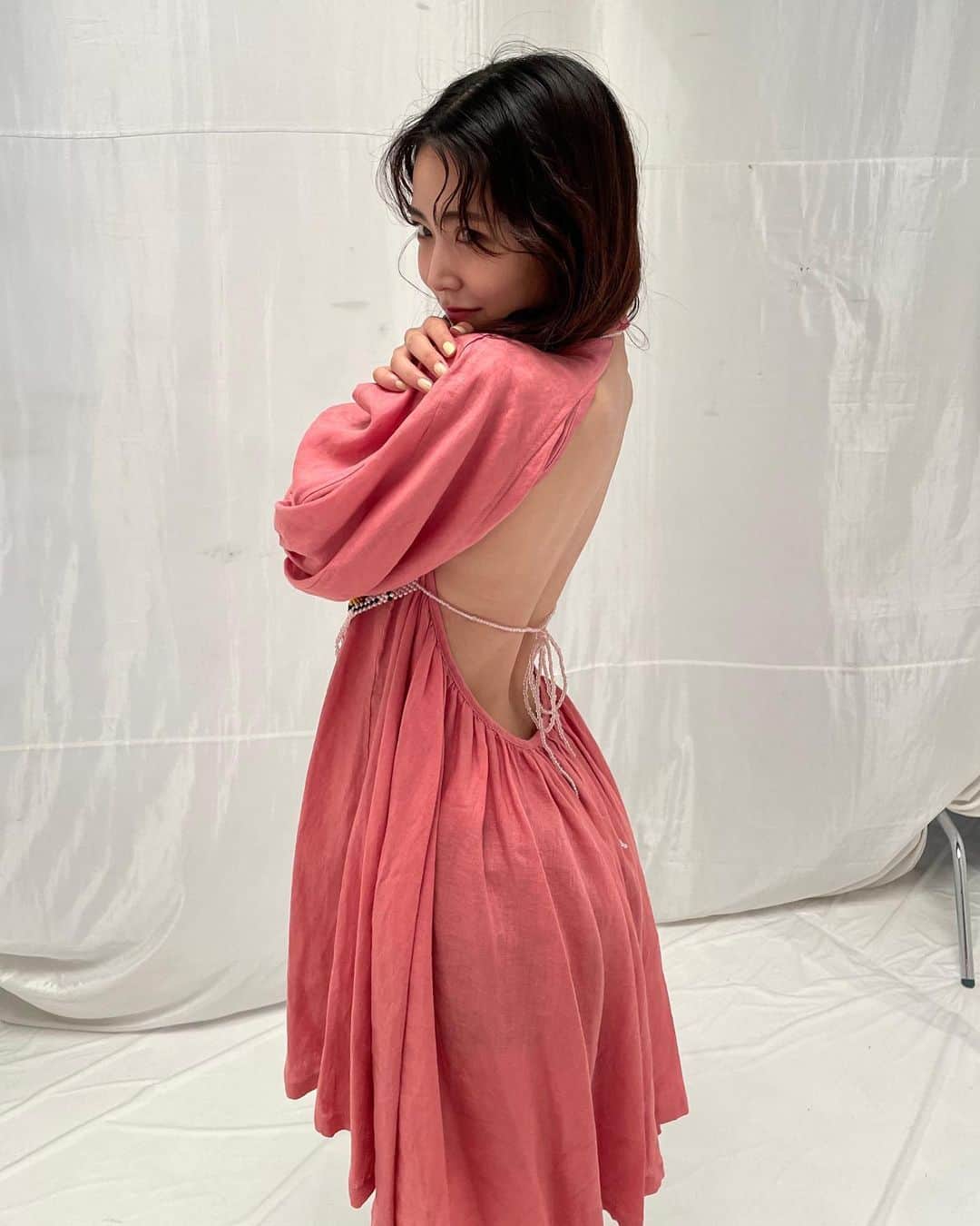 白間美瑠さんのインスタグラム写真 - (白間美瑠Instagram)「ピンクはテンション上がるね💗 この衣装可愛いの、ワンピースの形も好き、ビーズもきゅん💗💗 #ハート 🫶🫶」9月9日 17時28分 - shiro36run