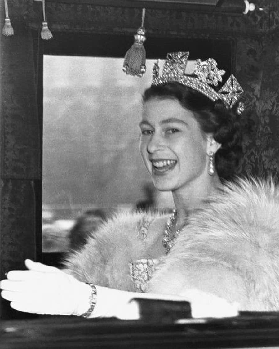 エリザベス・ハーレイさんのインスタグラム写真 - (エリザベス・ハーレイInstagram)「Cut from a cloth that has long been discontinued. RIP our wonderful Queen. What a sad, bleak day 💔」9月9日 17時30分 - elizabethhurley1
