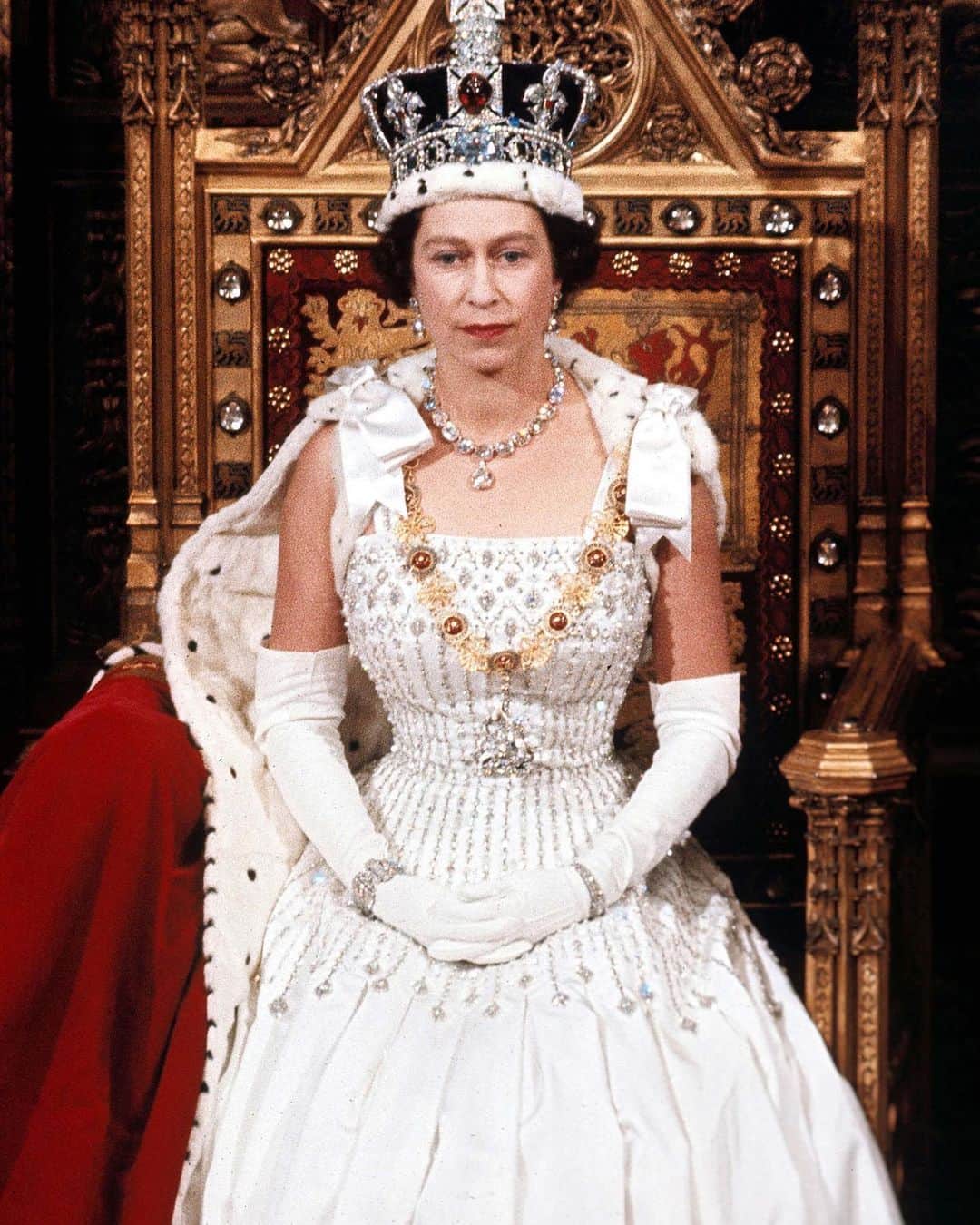 エリザベス・ハーレイさんのインスタグラム写真 - (エリザベス・ハーレイInstagram)「Cut from a cloth that has long been discontinued. RIP our wonderful Queen. What a sad, bleak day 💔」9月9日 17時30分 - elizabethhurley1