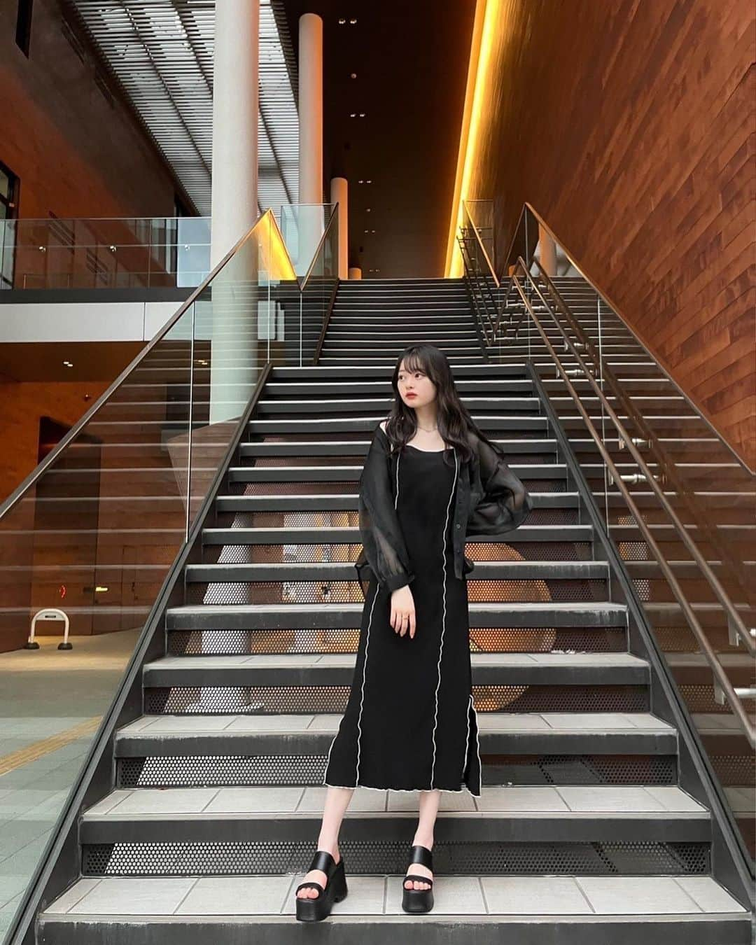 新潮社「ニコラ」さんのインスタグラム写真 - (新潮社「ニコラ」Instagram)「・ outer：MAJESTIC LEGON onepiece：GRL shoes：GRL  最近はオールブラックの大人っぽコーデにハマってます🫶🏻💓  厚底のサンダルで脚長効果抜群です^^  ∴∵∴ ୨୧ ∴∵∴ ୨୧ ∴∵∴ ୨୧ ∴∵∴ #高比良由奈#ゆなな #ニコモSNAP#ニコモ#ニコラ#nicola#中学生#jk1#今日のコーデ#今日のコーデ#ootd#오오티디」9月9日 18時15分 - nicola_snap