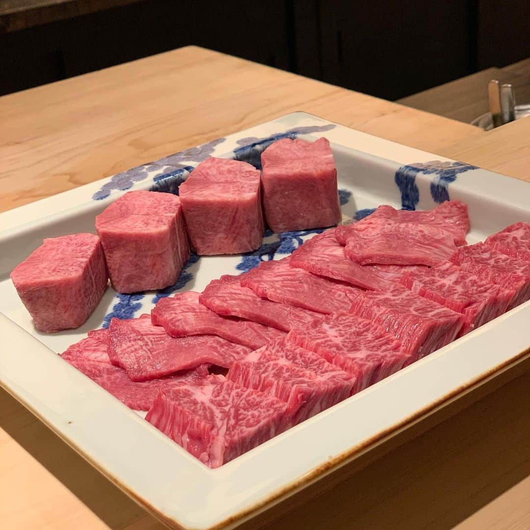 吉川ちえさんのインスタグラム写真 - (吉川ちえInstagram)「【𓌉𓇋 ‎🥩𓌉𓇋 ‎🥩𓌉𓇋 ‎🥩𓌉𓇋 ‎🥩】 . 西麻布にあるうし松の特別裏メニュー "うら松"のお肉のコース料理食べたよ😋❤️ こだわりの特選牛を堪能できて 凄く美味しかった~🥹💓💓 . うし松は自分で焼くスタイルだけど うら松はお肉割烹って感じで カウンターでゆっくり食べれたよ✌️✨ . ✅うし松  予約可 [予約受付時間] 14:00〜23:00 🚃広尾駅より徒歩11分 ⏰17:00-23:30 (L.O.22:30)� 📞 05054565075 . #うし松 #うら松 #肉割烹 #焼肉屋 #肉すたぐらむ」9月9日 18時45分 - yoshikawachie_16