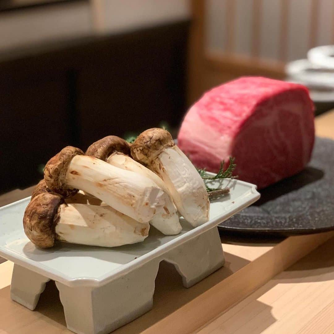 吉川ちえさんのインスタグラム写真 - (吉川ちえInstagram)「【𓌉𓇋 ‎🥩𓌉𓇋 ‎🥩𓌉𓇋 ‎🥩𓌉𓇋 ‎🥩】 . 西麻布にあるうし松の特別裏メニュー "うら松"のお肉のコース料理食べたよ😋❤️ こだわりの特選牛を堪能できて 凄く美味しかった~🥹💓💓 . うし松は自分で焼くスタイルだけど うら松はお肉割烹って感じで カウンターでゆっくり食べれたよ✌️✨ . ✅うし松  予約可 [予約受付時間] 14:00〜23:00 🚃広尾駅より徒歩11分 ⏰17:00-23:30 (L.O.22:30)� 📞 05054565075 . #うし松 #うら松 #肉割烹 #焼肉屋 #肉すたぐらむ」9月9日 18時45分 - yoshikawachie_16