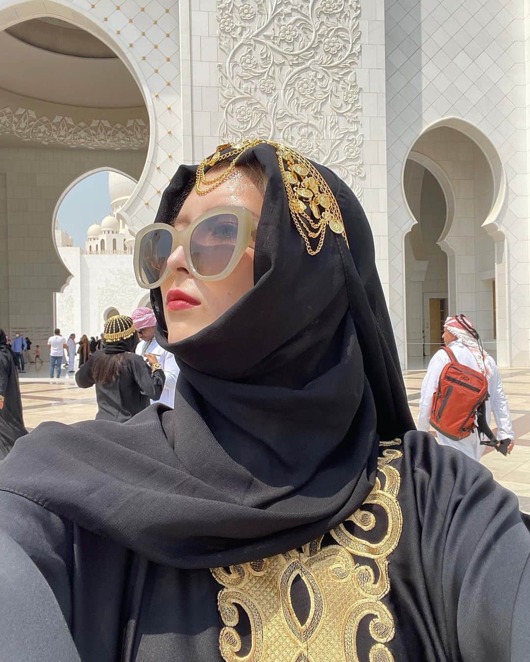 ききまるさんのインスタグラム写真 - (ききまるInstagram)「#モスク 🕌 . イスラム教徒の礼拝堂　「モスク」に行ってきたぁ！ . モスクって色々あるらしいのだけど 我らはアブダビにある「シェイク・ザイード・グランド・モスク」ってところに行きました〜✨ アラブ首長国連邦の中でも一番大きいモスクらしい🕌 . モスクでは、女性は髪の毛を見せることや手足が隠れない服装は禁止されているのでイスラム教徒の女性が身につけている服「アバヤ」を着ました🫡　#ノリノリ  . 暑そうだけど意外と涼しい素材でなんか好きーー . . 一生の思い出確定💖 . . まだまだドバイ投稿続きます↓ (( @kikigram_97 ))) . . . #ドバイ　#ドバイ旅行 #ドバイ観光 #ドバイ女子旅 #ドバイ旅行記 #海外旅行　#海外旅行大好き #海外旅行記 #女子旅行 #女子旅　#タビジョ　#たびじょ　#たびすたぐらむ #インスタ映え　#インスタグラマー　#インスタ女子 #アフターコロナ #アフターコロナの世界で輝こう #アフターコロナで楽しもう #モスク　#モスク巡り #アバヤ #アバヤ女子 #アブダビ #アブダビ観光 #アラビアン  #シェイクザイードグランドモスク #sheikhzayedgrandmosque」9月9日 19時58分 - kikigram_97
