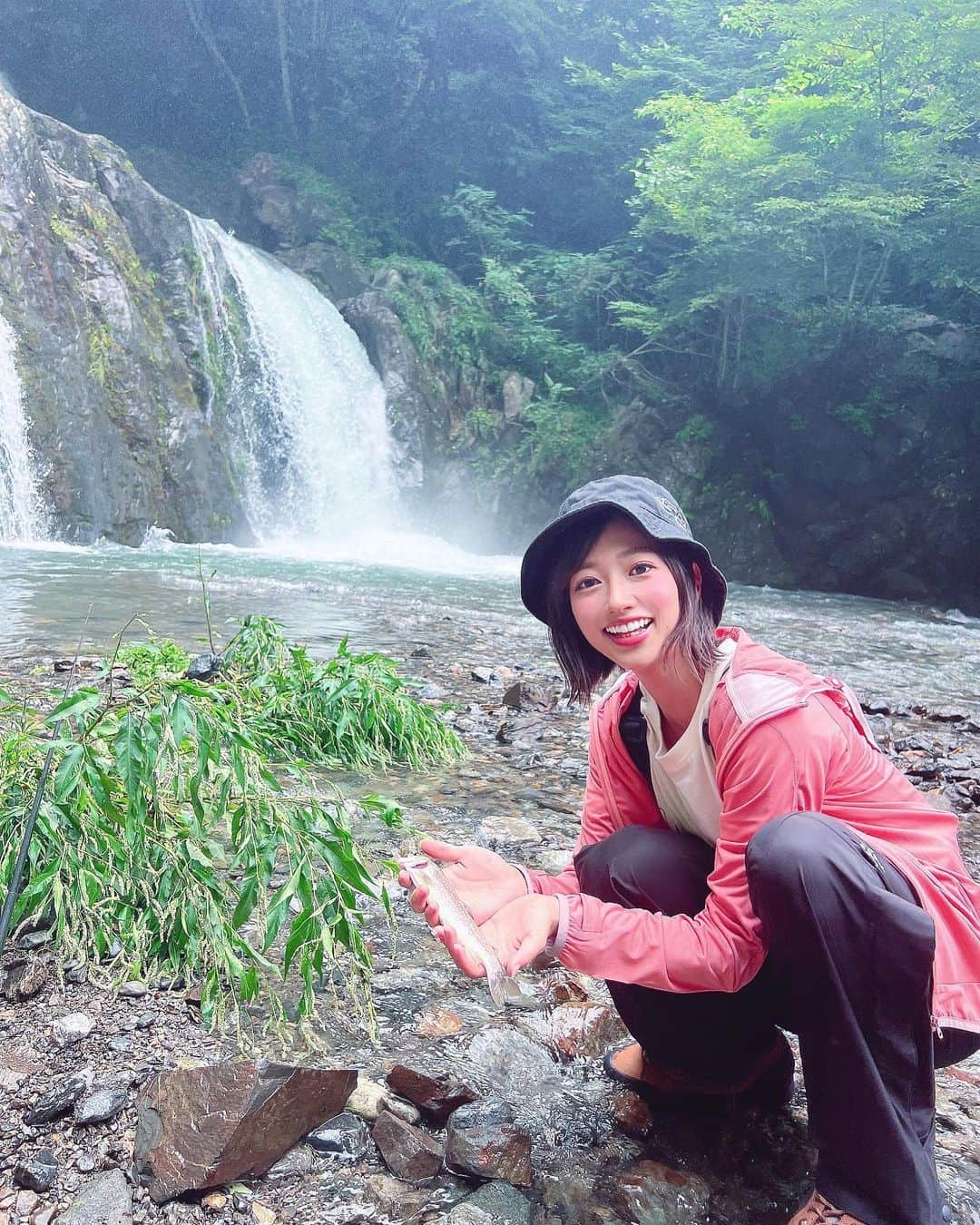 大貫彩香さんのインスタグラム写真 - (大貫彩香Instagram)「いわなを釣りました🎣  滝の落ちるマイナスイオンぷんぷんの中で渓流釣り！！ めちゃくちゃ楽しかったです☺️☺️☺️  上野村漁業協同組合 さんに釣りスポットを案内して頂いて、 着いて1分もしない間に釣り上げることが出来ました😳🐟✨ その後も小ちゃい岩魚も釣って、群馬県の決まりに基づき、リリース。 大きい方は持ち帰って塩焼きにして頂きます🙏🏻🙇🏻‍♀️🌸 命に。自然の恵みに感謝です🪷  一緒に行ったましゃさんは30秒くらいで釣ってた🤣🤣🤣 楽しみ過ぎて目が輝いでて着いてから投げるまでも早かった！！笑  はあ〜面白かった楽しかった〜🥰🥰🥰  2泊３日のロケから帰宅🏠🤍  上野村漁業協同組合さん ありがとうございました😊✨ @uenomuragyokyo   ウェアはティムコさんからご提供頂きました🙇🏻‍♀️💐  #上野村  #上野村漁業協同組合  #上野村漁協  #みんなで仲良く楽しい釣りを…  #神流川  #川の駅上野　 #ティムコ　 #上野村グラム」9月9日 20時25分 - sayaka_oonuki