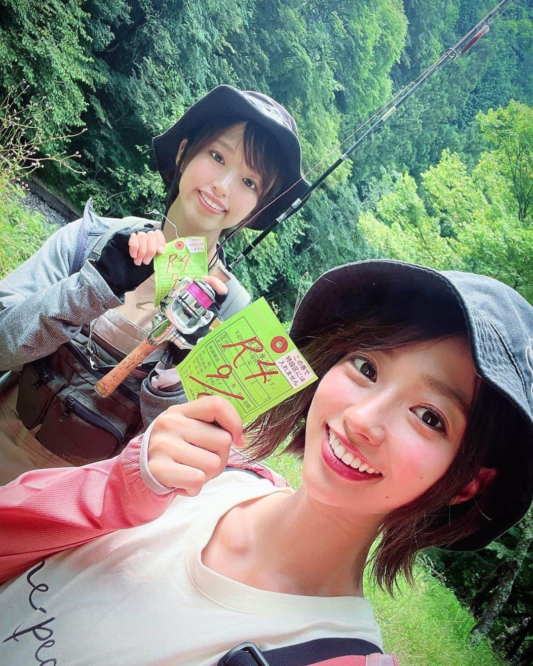 大貫彩香さんのインスタグラム写真 - (大貫彩香Instagram)「いわなを釣りました🎣  滝の落ちるマイナスイオンぷんぷんの中で渓流釣り！！ めちゃくちゃ楽しかったです☺️☺️☺️  上野村漁業協同組合 さんに釣りスポットを案内して頂いて、 着いて1分もしない間に釣り上げることが出来ました😳🐟✨ その後も小ちゃい岩魚も釣って、群馬県の決まりに基づき、リリース。 大きい方は持ち帰って塩焼きにして頂きます🙏🏻🙇🏻‍♀️🌸 命に。自然の恵みに感謝です🪷  一緒に行ったましゃさんは30秒くらいで釣ってた🤣🤣🤣 楽しみ過ぎて目が輝いでて着いてから投げるまでも早かった！！笑  はあ〜面白かった楽しかった〜🥰🥰🥰  2泊３日のロケから帰宅🏠🤍  上野村漁業協同組合さん ありがとうございました😊✨ @uenomuragyokyo   ウェアはティムコさんからご提供頂きました🙇🏻‍♀️💐  #上野村  #上野村漁業協同組合  #上野村漁協  #みんなで仲良く楽しい釣りを…  #神流川  #川の駅上野　 #ティムコ　 #上野村グラム」9月9日 20時25分 - sayaka_oonuki