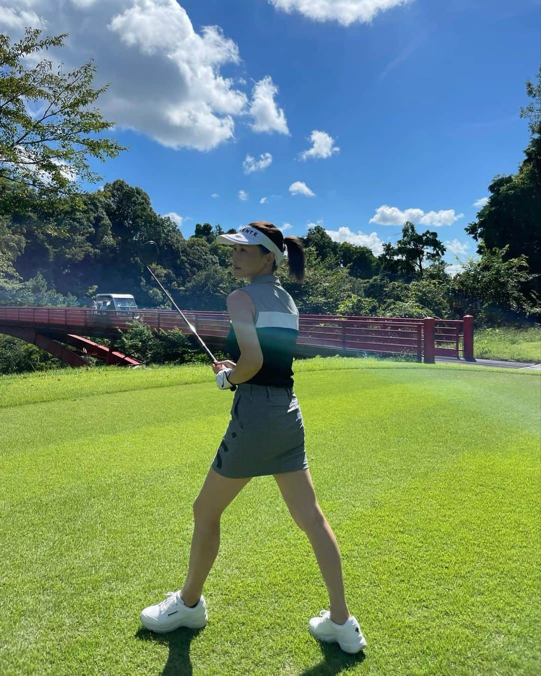 左近鈴乃さんのインスタグラム写真 - (左近鈴乃Instagram)「. ここのゴルフ場めっちゃよかった⛳️🌞  値段はするけど、 市内から3.40分で近いしどこもかしこもめっちゃ綺麗やし ホスピタリティのレベルが違う👏🏻♡  カートにクーラーもリポビタンアイスもついててびっくり快適〜🛺🧊🌬途中で買った柚ソーダが美味しすぎた🥤🍊  . この日のウェアはシックにまとめた🖤 全身 @descentegolf  スカートは秋冬の新作です！  #茨木国際ゴルフ倶楽部 #ゴルフ #ゴルフ女子」9月9日 20時34分 - suzuno_sakon