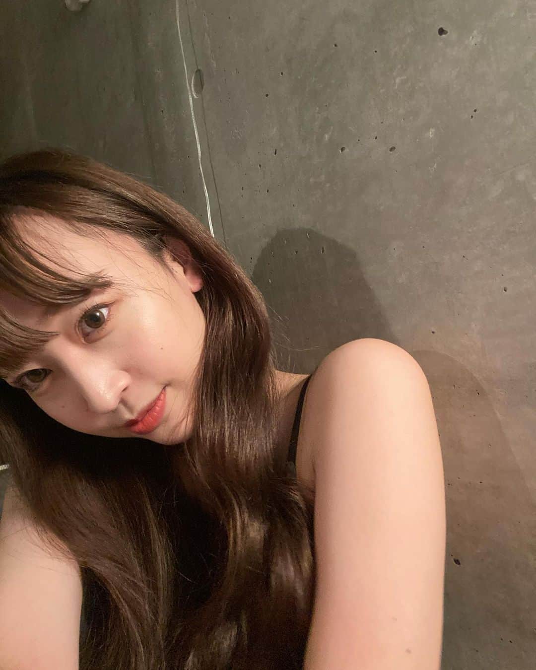竹内ほのかさんのインスタグラム写真 - (竹内ほのかInstagram)「あの、私は元々肌が荒れない体質で綺麗は綺麗なんだけど 季節の変わり目はﾁｮｯﾄ肌質がザラザラしたりするのが、 今は全然落ち着いてて、変わらずちゃんと使ってるinnisfreeのレチノールシカリペアセラムが肌に合ってるのかなって🤔 朝晩使ってるけど敏感肌にも優しくて肌が落ち着いてる🌿 テクスチャーは柔らかくてさっぱりしてて20代になってから美容液は結構大事だと感じております。。。 これベストコスメアワードにも入ってたし信頼ある🥺 (ちょろい) 以上私の肌質速報でした。  ◯9/31まで期間限定で50mlの大きいサイズで発売  #ad #イニスフリー #レチノールシカリペアセラム #ベストコスメ」9月9日 21時34分 - pochandaa