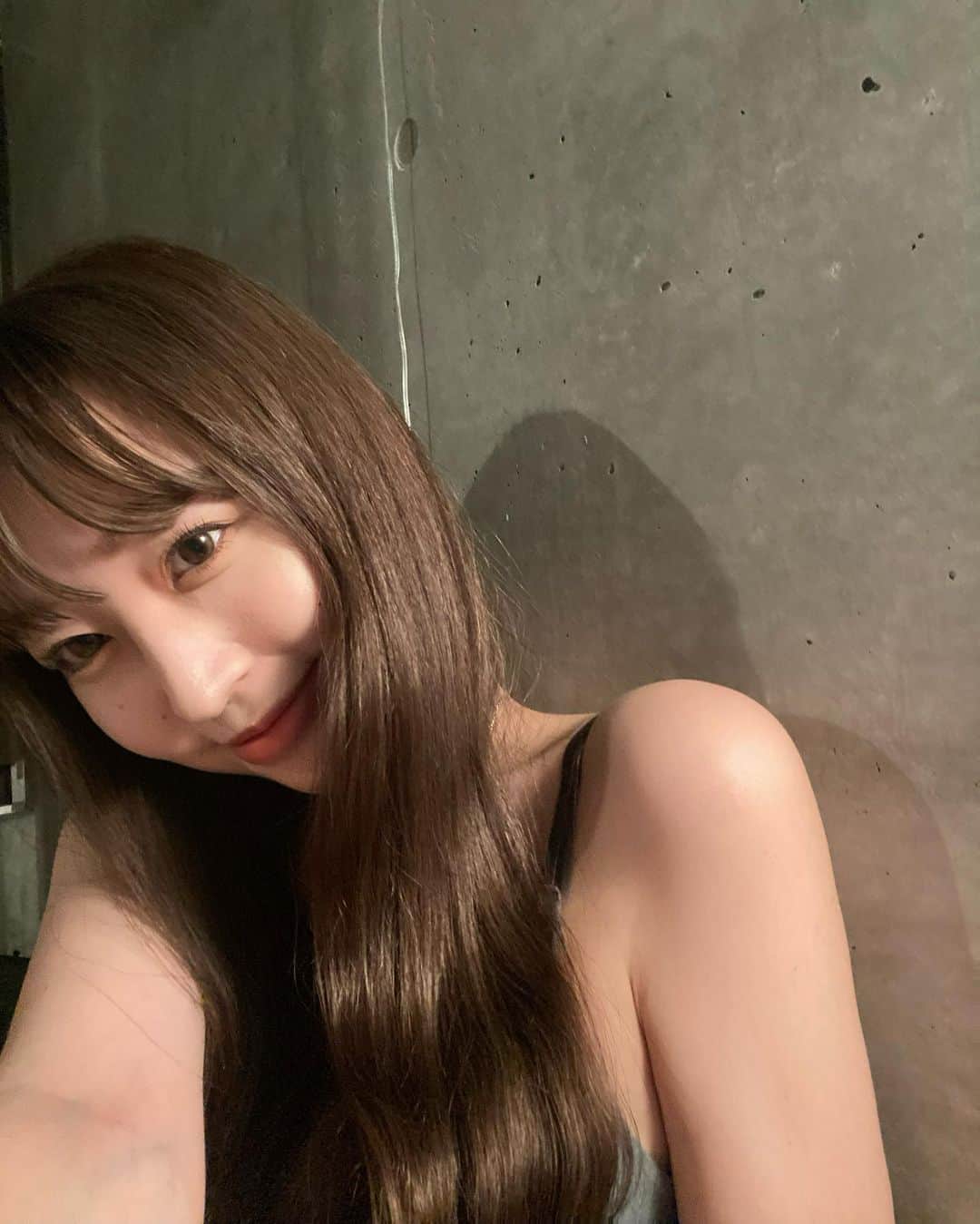 竹内ほのかさんのインスタグラム写真 - (竹内ほのかInstagram)「あの、私は元々肌が荒れない体質で綺麗は綺麗なんだけど 季節の変わり目はﾁｮｯﾄ肌質がザラザラしたりするのが、 今は全然落ち着いてて、変わらずちゃんと使ってるinnisfreeのレチノールシカリペアセラムが肌に合ってるのかなって🤔 朝晩使ってるけど敏感肌にも優しくて肌が落ち着いてる🌿 テクスチャーは柔らかくてさっぱりしてて20代になってから美容液は結構大事だと感じております。。。 これベストコスメアワードにも入ってたし信頼ある🥺 (ちょろい) 以上私の肌質速報でした。  ◯9/31まで期間限定で50mlの大きいサイズで発売  #ad #イニスフリー #レチノールシカリペアセラム #ベストコスメ」9月9日 21時34分 - pochandaa