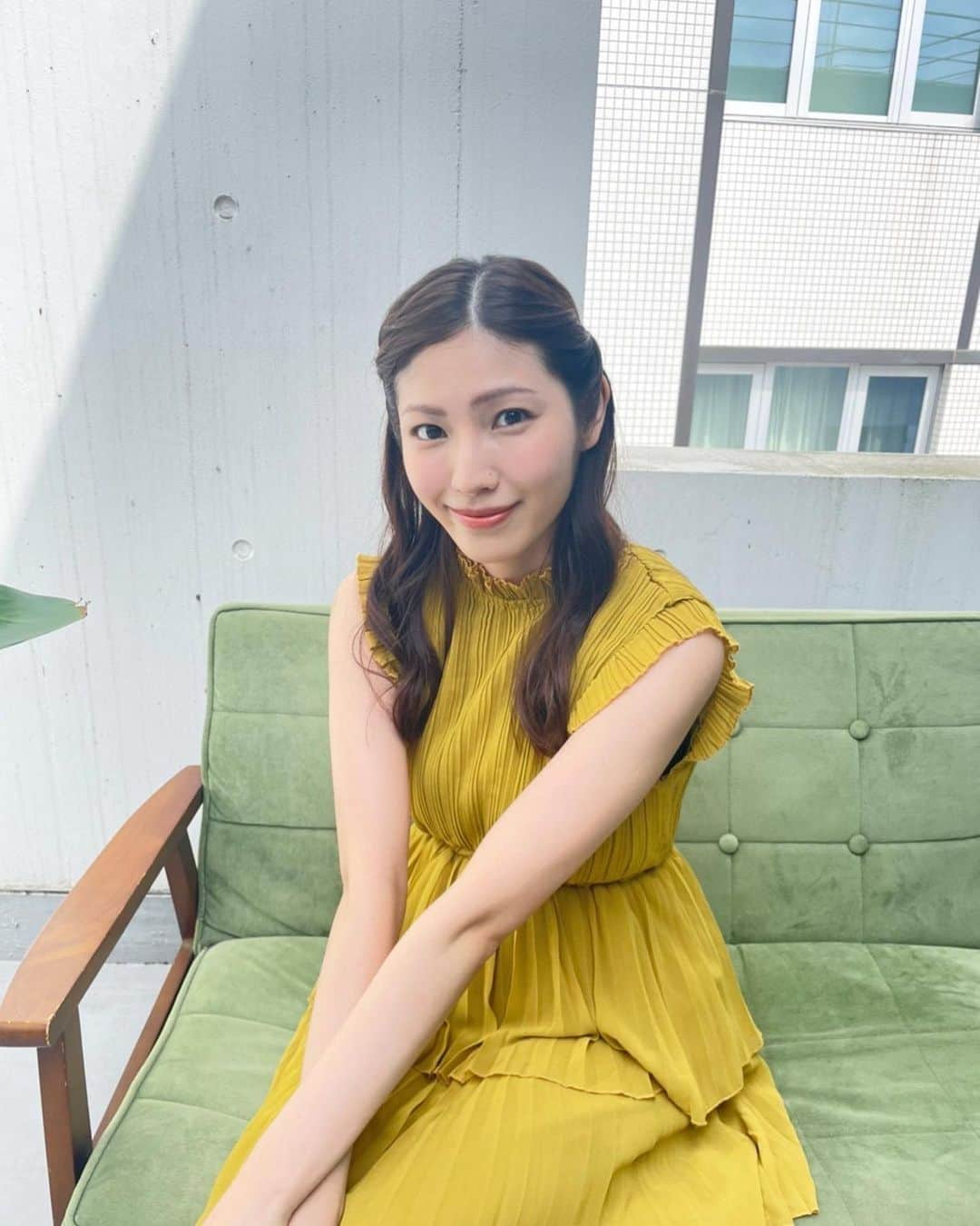 立石晴香さんのインスタグラム写真 - (立石晴香Instagram)「講談社様の公式Youtubeにて、20代作家の青羽悠さんと真下みことさんの共作「青く滲んだ月の行方」「茜さす日に嘘を隠して」を紹介しました。  https://youtu.be/sHfk1CZzKZg  久しぶりに小説を読んで最初何か胸につかえるような息苦しさを感じて作者のお二人のことが気になり確認するとお二人とも私より年下の作家さんでした。  本というフィルターを通して現実世界を見ているような、心ざわつかせられるリアルな描写に共感と切なさとでも自分だけではないと思える、不思議な作品でした。  年代によって感じることがそれぞれ違うかもしれません。作家さんと同年代の方は共感、上の世代の方もリアルに20代前半の方々から見えている世界や胸の内を覗くことができる気がします。  ぜひぜひたくさんの方に読んでいただきたい作品です。  私は一人が好きですが今回真剣に本と向き合って改めて一人でも世界を充実させてくれる本は貴重で最高な存在だと感じました🌟🌟  講談社様、素敵な本との出会いをありがとうございました✨  Youtubeもぜひみてね＾＾」9月9日 22時06分 - haruka_tateishi