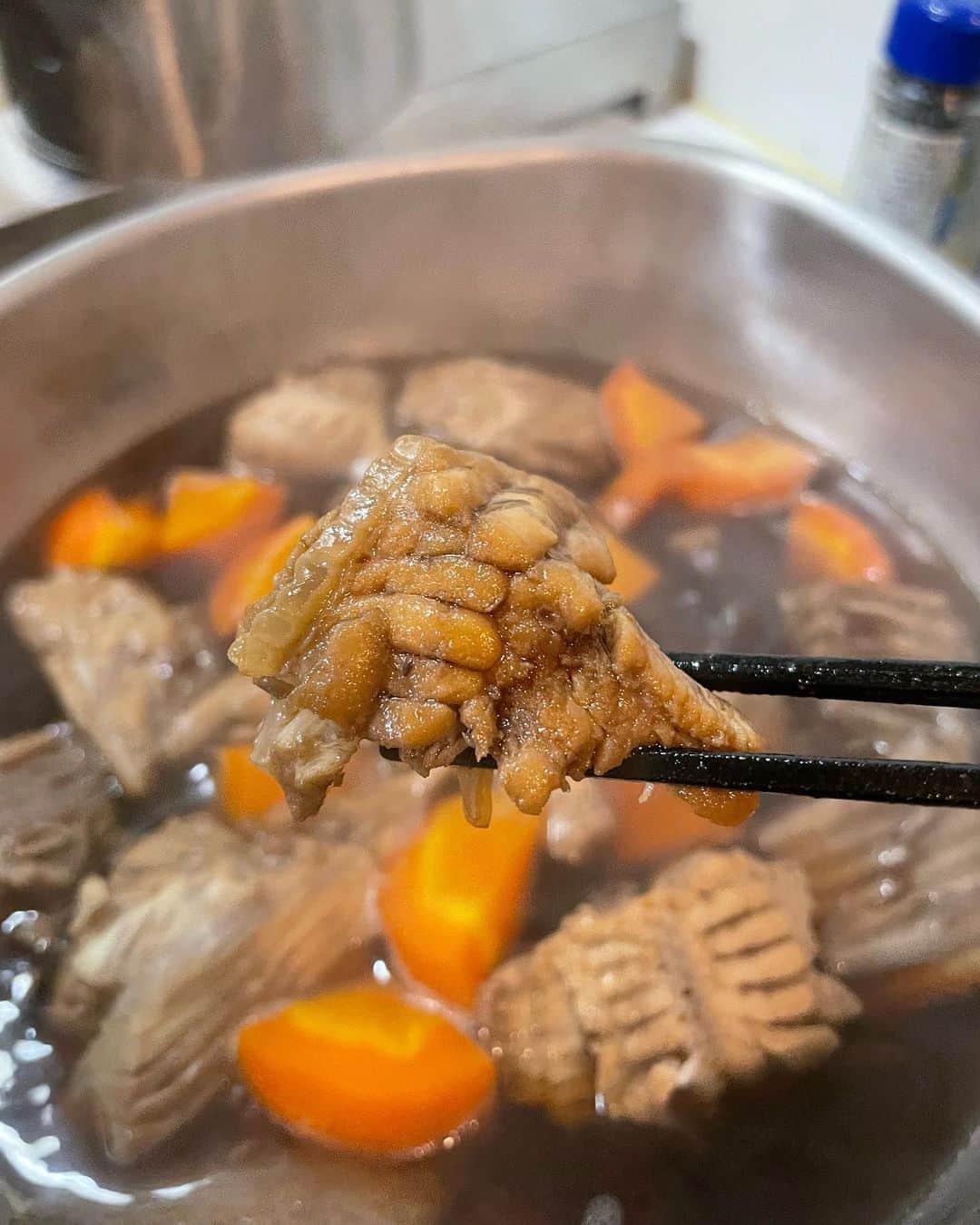 内海和子さんのインスタグラム写真 - (内海和子Instagram)「. 今夜は ⚫︎カスベの煮付け カスベとは北海道の方言でエイの事です。 コリコリとした軟骨とふんわりとした身が大好きで、見かけると必ず買います。東京では珍しいかもしれません。 水と塩で一度煮こぼし、お酒、お醤油、みりん、甜菜糖で煮込みました。簡単です。 もし見かけたら作って食感を楽しんでください。 . . #北海道#かすべ#エイ#煮付け  #おうちごはん#うちごはん#おうちごはんlover  #毎日手作り#健康第一#ご飯が美味しい #お家ごはん#料理上手になりたい #作り置き#料理記録#献立#手作り料理 #丁寧な暮らし #箸置コレクション#内海和子 #食器#うつわ#うつわずき#器 #ぬか漬けソムリエ」9月9日 22時24分 - kazukoutsumi
