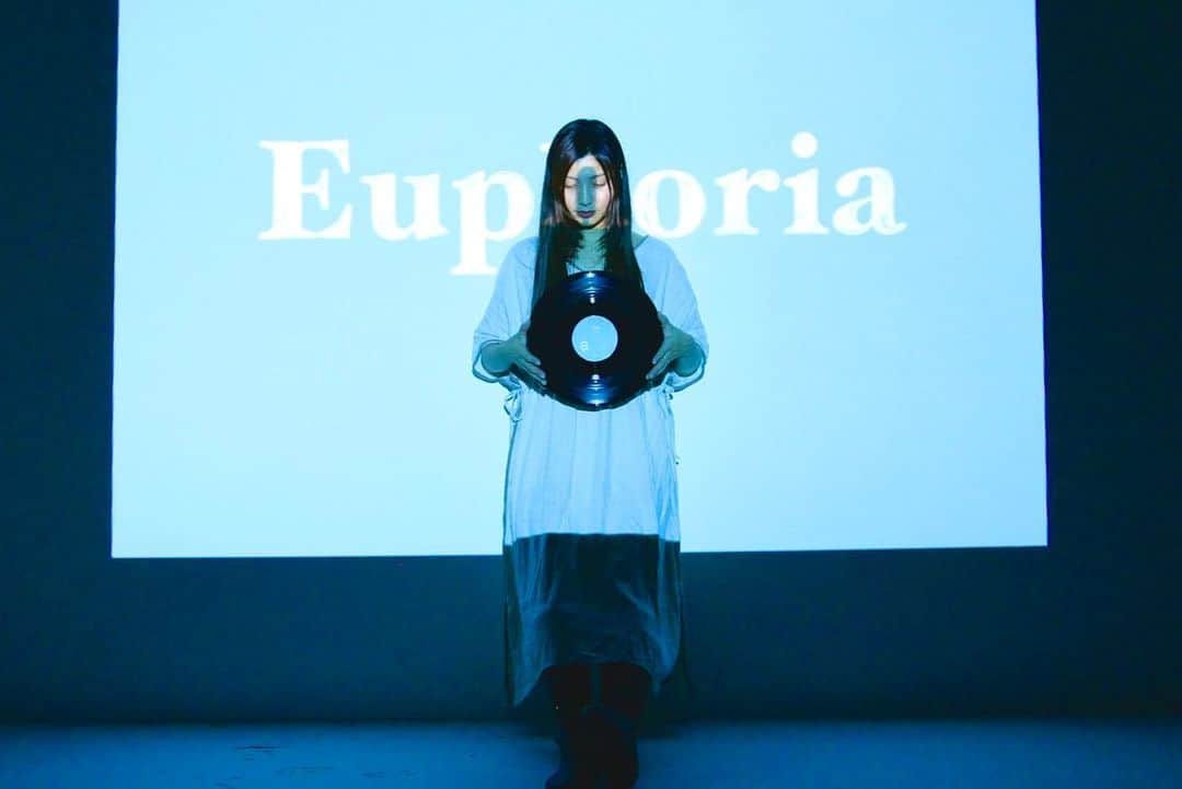 植田真梨恵さんのインスタグラム写真 - (植田真梨恵Instagram)「Euphoria Vinyl 2022.10.26. RELEASE! アナログレコードをリリースします  [Disc1,side.a] 1.EUPHORIA 2.最果てへ (SAIHATE E) 3.ダラダラ (DARADARA)  [side.b] 1.“シグナルはノー” (“NO SIGNAL”) 2.プロペラを買ったんだ最近 (I BOUGHT A PROPELLER RECENTLY) 3.HEDGEHOG SONG  [Disc2,side.c] 1.BABY BABY BABY 2.モア ザン ミューズ (MORE THAN MUSE) 3.黎明 (LAYMAY)  [side.d] 1.エニウェアエニタイム (ANYWHERE ANYTIME) 2.ユートピア (UTOPIA) 3.Demo Marie-100 愛の交差点でファンファーレ_agvo_130904 (additional track “A FANFARE AT THE CROSSROADS OF LOVE”)  夢だったアナログ盤ができました。 今作にはとても合います。 ユーフォリアは私にとって10年越しの夢です。  CD、サブスクでのサービスも9/21にリリースします。 同時発売にHEARTBREAKERツアーのBlu-rayも。  大切に作りました。 期待を込めてリリースします。  CD屋さんやレコード屋さんでぜひご予約して手に収めてください。 #アルバムEUPHORIAのこと #アナログレコード #vinyl」9月9日 23時18分 - u_e_d_a_m_a_r_i_e