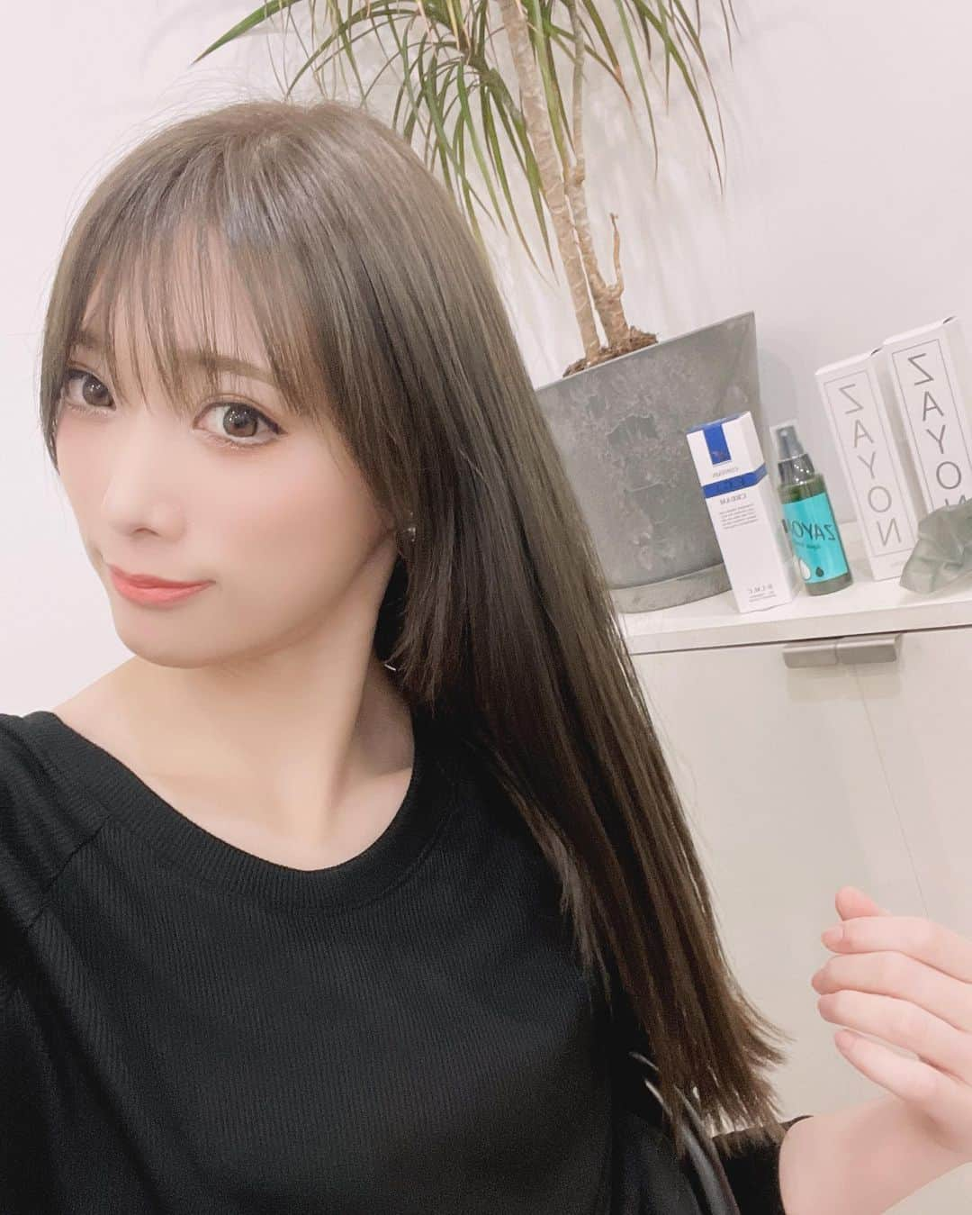 赤井沙希さんのインスタグラム写真 - (赤井沙希Instagram)「渋谷のW'sBeautyroom(@wsbeautyroom )さんに行ってきたよ！💇‍♀️💅  ともちゃん(@zayon.tomo )に教えてもらったの🤭  ヘア→カラー&トリートメント(アッシュ🌿) ハンド→甘皮処理 フット→甘皮&マグネットネイル🧲✨  一軒で座ったまま全身のケア出来るの🥹  サロン開業してから、ネイルも出来なかったんやけど、甘皮処理して頂いて、久しぶりに自分に優しく向き合えれた感じがしてHP回復しました😹💖  アットホームだけど落ち着いた渋谷の隠れ家的な感じだから、お値段も良心的よ！ 皆んな行ってーー😻  Zayonのコスメも後ろにチラリ🤩💖  #トリートメント #アッシュカラー #ネイル #渋谷 #隠れ家サロン #フットネイル #ジェルネイル #マグネットネイル #ヘアカラー #トリートメント」9月10日 10時30分 - saki__akai