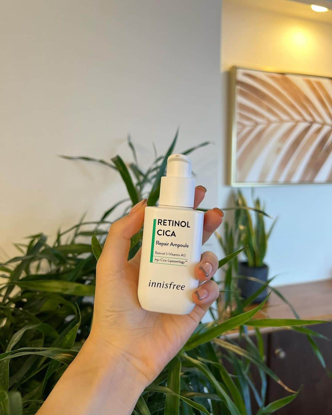 MIYUさんのインスタグラム写真 - (MIYUInstagram)「@innisfreejapan   🍃レチノール シカ リペア セラム 50mL🫧  ベストコスメ2冠受賞の製品🧴 レチノールとシカ成分(両方とも肌を整える成分)が配合の毎日使える低刺激レチノール美容液  8/1~9/31まで期間限定で50mLのジャンボサイズで発売してるみたいです!  最近友達に教えてもらったビタミンを飲み始めたり、きちんと睡眠をとったり、意識してお肌のために頑張ってます🌛 (と言いつつ、しっかり腕時計型に日焼けしてる..🥹) #ad #イニスフリー #レチノールシカリペアセラム #ベストコスメ」9月10日 11時30分 - miyu__.oo