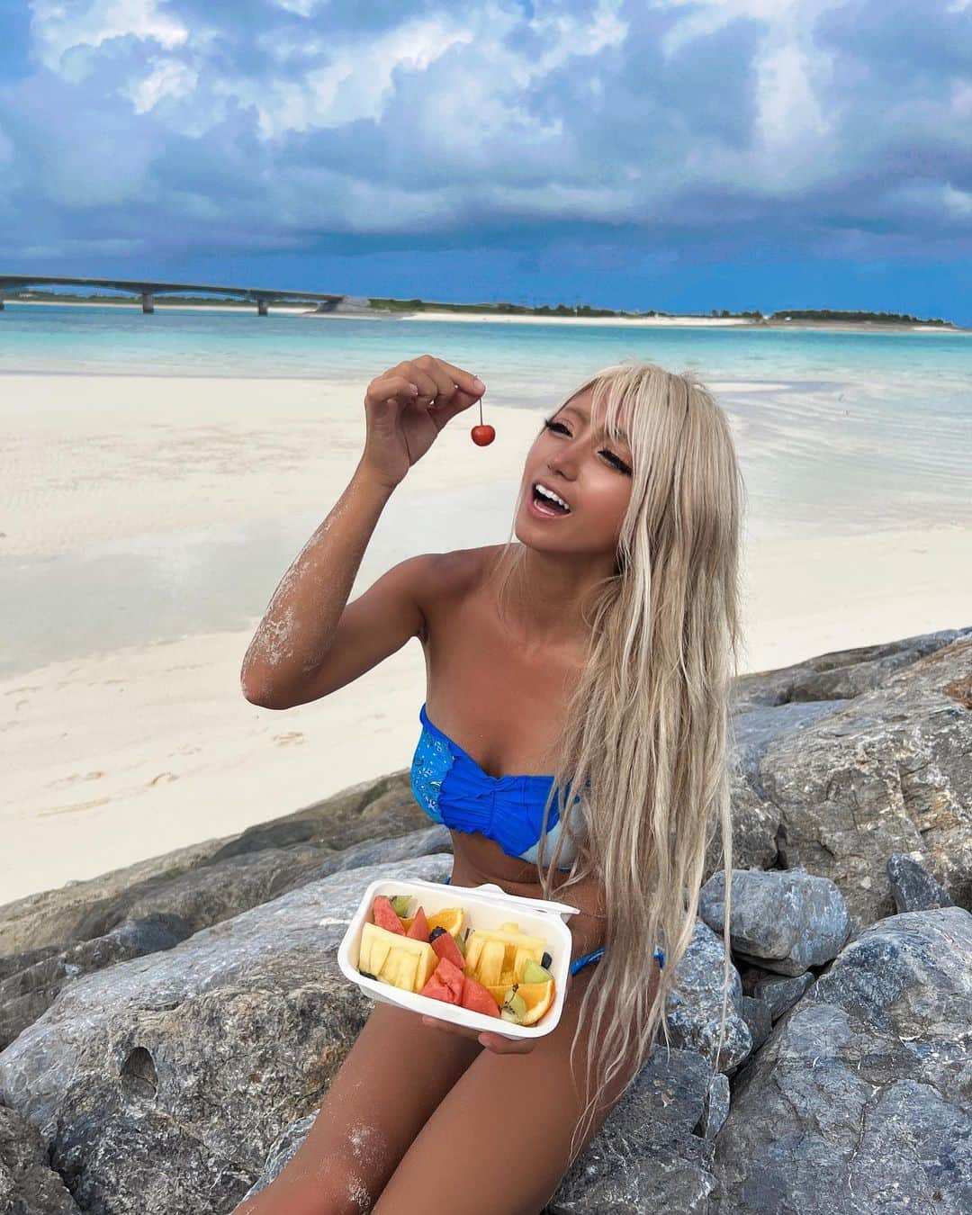 やよさーんさんのインスタグラム写真 - (やよさーんInstagram)「. フルーツ大好き🥭🍊🍍🍉 海で食べるのは別格🫶🏾 マンゴーが1番好きやねんけど１ヶ月半しか食べられる時期ない😖 また来年楽しみやなぁ〜🧡💛 . . #伊平屋島 #伊平屋ブルー #てるしのの島 #野浦島 #サンドバー #沖縄離島 #沖縄旅行 #沖縄離島巡り #オキナワに恋をした #沖縄の海 #ビキニギャル #ギャル #黒肌女子 #おきなわワールド #おきなわ気分 #okinawaholic #iheya #beachlife #bikinilife」9月10日 11時51分 - yayosaan