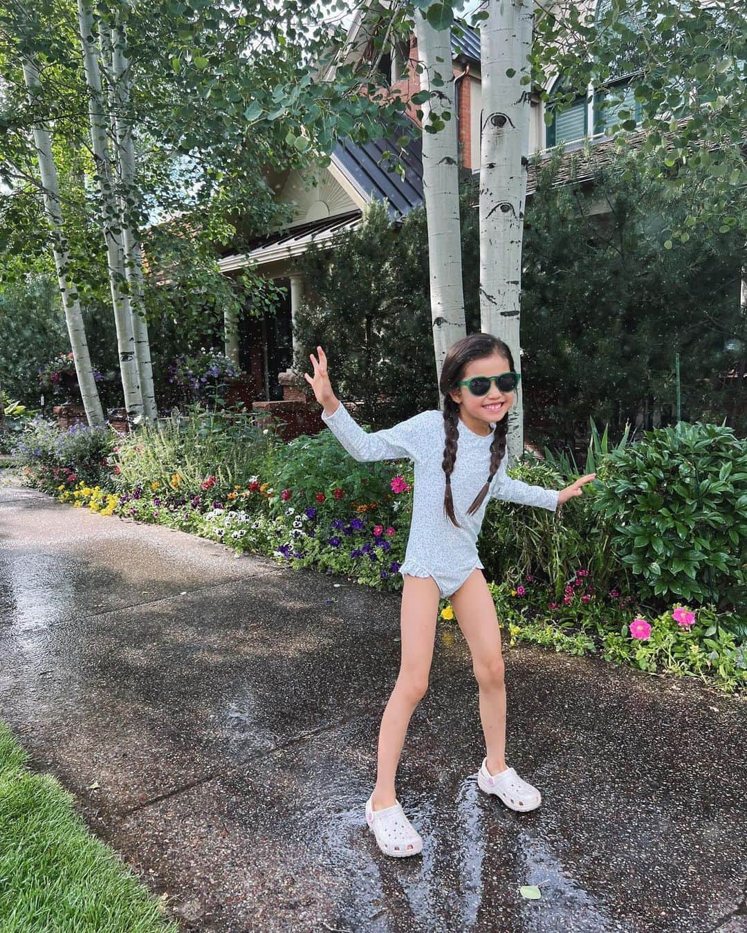 翁安芸さんのインスタグラム写真 - (翁安芸Instagram)「Summer memories… #ASPEN 🤍💙🤍💙  通る人びしょ濡れな 激しいスプリンクラーにはしゃぐ娘😆  #summerinaspen #2022 #happygirl」9月10日 14時23分 - akinyc