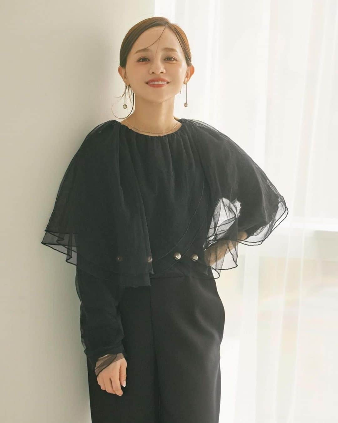 田中亜希子さんのインスタグラム写真 - (田中亜希子Instagram)「tulle 3way knit "チュール3wayニット"  シンプルなニットカーディガンにチュールでデコレーション。 寒い冬でもブラウスのような華やかさでコーディネートのメインアイテムになるニットです。 前後&カーディガン使いの3way仕様になっております。 襟元のアレンジで顔まわりの雰囲気の違いも楽しめますよ☺︎ 薄すぎず厚すぎないニット地は冬から春にかけて長い期間で使いやすいカーディガンです。  インナーにTシャツをコーディネートしてカジュアルな印象に。 前ボタンを2つ目まで開けると、こなれた大人の印象に。 その日の気分でトライしてみてくださいね。  小柄ポイント 裾をINしやすい丈でバランスよく。ビックカラーが小顔にみせてくれます。チュールが重くみえがちなニットに軽快感を与えてくれます。  カラーは エクリュとブラックの２色です。  #コーディネート#おちびの輪 #小柄#小柄コーデ #小柄ファッション#低身長コーデ #低身長  #秋冬コーディネート#秋コーデ  #シンプル#シンプルコーデ#カジュアル#大人カジュアルコーデ」9月10日 14時38分 - akiico