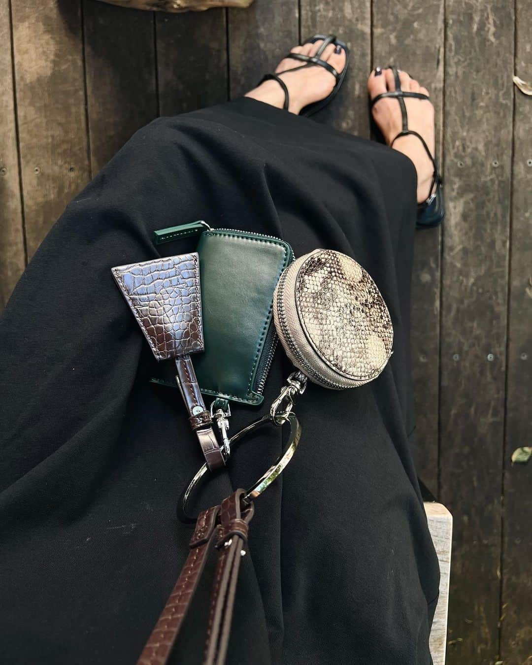 田中里奈さんのインスタグラム写真 - (田中里奈Instagram)「まだまだ暑いけど、秋に備えてお買い物👜  ✔︎スニーカー／New Balance［ML725］ ✔︎ボーダートップス／coen ✔︎ヴィーガンレザーケース／MAISON SPECIAL ✔︎ ノンワイヤーブラ／une nana cool  Rakuten Fashionで秋の支度🤗✨ 定番で使えそうなcoenのボーダートップスに、同じくcoenで見つけたNew Balanceのスニーカーは、ちょっと冒険したマルチカラーをチョイス👟 旅行とかちょっとした時に使えそうなMAISON SPECIALのレザーのマルチケースは、コーデのポイントにもなるし、ポケットがない日に大活躍！  あとは楽天ROOMさんに紹介してもらった、今楽天でも大人気のウンナナクールの『特別な日以外の364日つけたくなるブラ』というノンワイヤーブラ。 ワイヤーなしのブラだけど、しっかり胸を集めてホールドしてくれて、着心地も楽ちん。（着けた感じは楽天ROOMでも詳しくレビューしてます🤗）  Rakuten Fashionは、色んなブランドが揃うファッションEC。 日常使いできるカジュアル系のブランドを始め、ラグジュアリーブランド（最近だとクロエやマルニも！）や海外ブランド、コスメまで沢山！ 楽天ROOMのオフィシャルユーザーに引き続き、RakutenFashionアンバサダーとしても任命されたので、こんなブランドやアイテムあるよ！っていうのを、引き続きシェアしていきたいと思います☺️✨  最近買ったお気に入りたちも、楽天ROOMにまとめてるから、そちらも見てみてね〜🤗  #RakutenFashionアンバサダー #RakutenFashion #楽天ファッション #楽天room #coen #newbalance #ニューバランス #ウンナナクール #maisonspecial #pr」9月10日 15時34分 - tanakaofficial