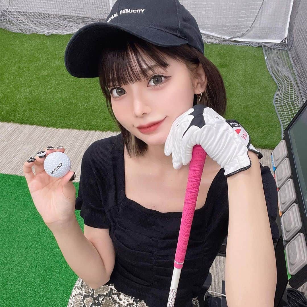 米倉みゆさんのインスタグラム写真 - (米倉みゆInstagram)「ゴルフレッスン4回目⛳️ この前お父さんと練習行って教わったこと忘れないうちにと思って早めに練習きた🏌️‍♀️ . . 先生にフォーム確認してもらったら、 脚と腰がくねくねし過ぎみたいで まだ上手く体を捻ることができない😰😰 . うてるうてないの前に とにかくフォーム綺麗になりたい！がんばります！ . . . . . . . . #ステップゴルフ #ステップゴルフ調布 #ゴルフ女子 #ゴルフ #ゴルフコーデ #ゴルフ初心者 #調布 #自撮り #キャップ女子 #ゴルフ練習 #ゴルフ好き #黒髪 #黒髪ボブ #ボブヘア #ぱっつん前髪 #カラコン #egoist  #meltthelady #white #golf #golflife #japanese #japanesegirl #girl #fashion #followforfollowback #like #likeforfollow #love」9月10日 16時58分 - yone__miyu630