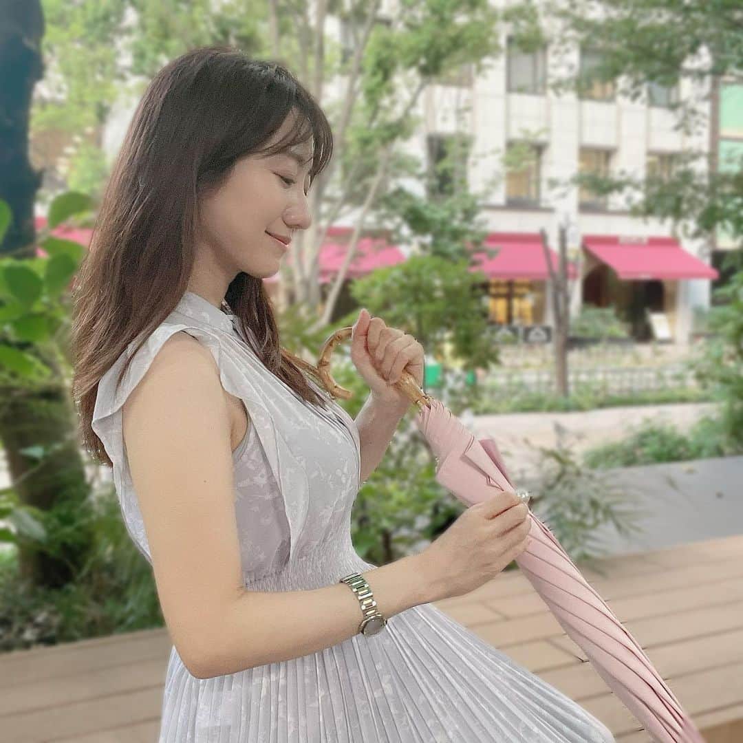 吉井明子さんのインスタグラム写真 - (吉井明子Instagram)「ෆ ෆ ෆ 9月に入って涼しい風の吹く日も増えてきましたが…まだまだ日差しは強い☀️ 紫外線対策は万全にしています。  愛用の日傘はこちら🤍 大好きな美の女神✨師匠✨石井美保さん @miho_ishii  の長傘です。 遮光率99.9%なのに傘の中でもお顔が明るく見えるビューティーピンクの生地。美保さんこだわりの色を生地から染めてもらっているというだけあって、唯一無二の絶妙なピンク💗  持ち手の部分や留め具のパールも本当に可愛くて、持っているだけでニコニコしちゃいます☺︎  今年購入できて本当によかった✨ 大切に大切に使います♪  #石井美保 さん #日傘 #紫外線対策 #気象予報士 #気象キャスター #weatherforecaster #기상캐스터　#氣象主播 #吉井明子 #nhk #bs4k #bs1 #bsニュース4kプラスふるさと #オフショット #私服 #ワンピース #smile #微笑 #미소　#senyum」9月10日 17時15分 - akiko_yoshii_sunny_rain