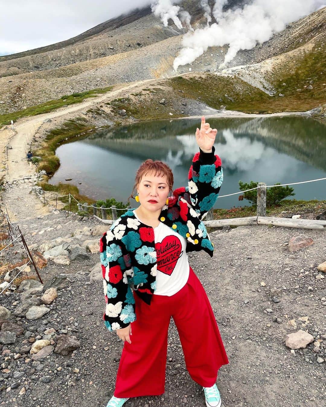 バービーさんのインスタグラム写真 - (バービーInstagram)「「じゃ噴煙、いつもより気持ち多めに出しときますね。」  #噴煙の使い手 #hokkaido  #旭岳 #大雪山  #カムイミンタラ  #神々が遊ぶ庭って意味らしい #山をなめてはいけません」9月10日 17時36分 - fallin.love.barbie