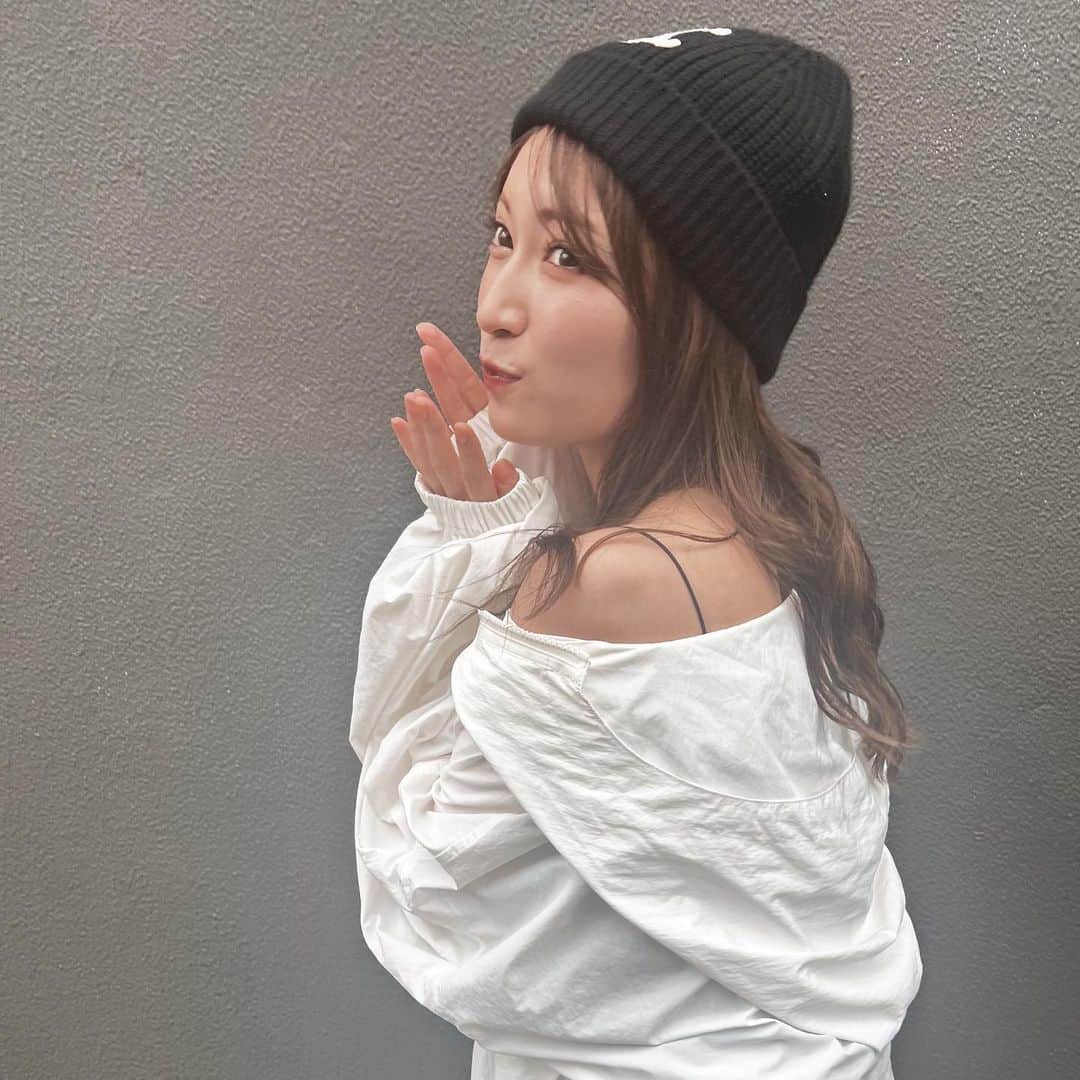 吉田朱里さんのインスタグラム写真 - (吉田朱里Instagram)「ニット帽デビュー🖤 . #fashion #ootd」9月10日 17時43分 - _yoshida_akari