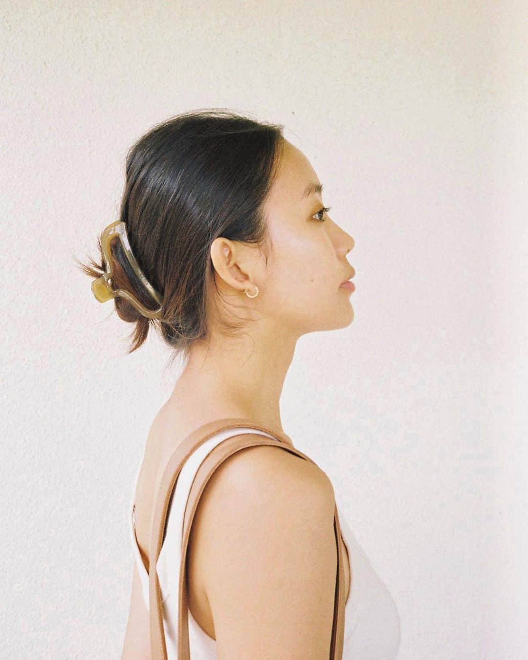 栗山遥さんのインスタグラム写真 - (栗山遥Instagram)「@achi1029 がヘアカットしてくれて、ヘアクリップをプレゼントしてくれた🤲🏽🌛 シンプルで可愛くて毎日使ってる。 もう長年の付き合いだね、いつも有難う❤︎  ヘアクリップはこれから販売するみたいなので、要チェック◎」9月10日 19時30分 - harukakuriyama