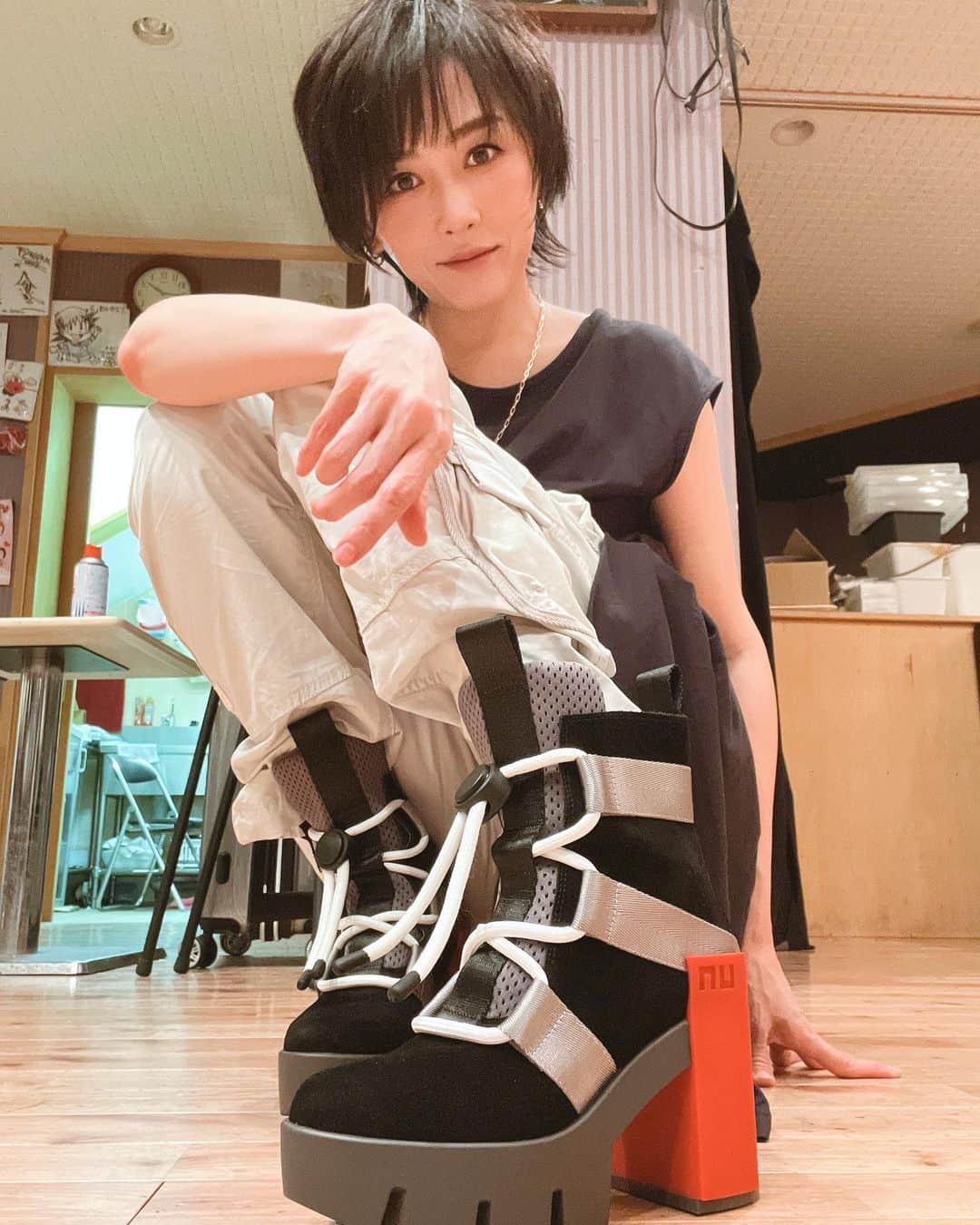 杏さゆりさんのインスタグラム写真 - (杏さゆりInstagram)「オシャレは足元から👠✨ @unitednude さんの、ブーツ❤️ ここのデザイン大好きなんだなぁ✨ 色違いでもう一つ欲しかった😂 . パンツは メンズの @gstarraw ✨ . 好きなものに包まれているとテンション上がる⤴️✨ . #fashion #boots #ファッション #ショートブーツ #SayuriAnzu #杏さゆり」9月10日 19時33分 - anzu_sayuri_official