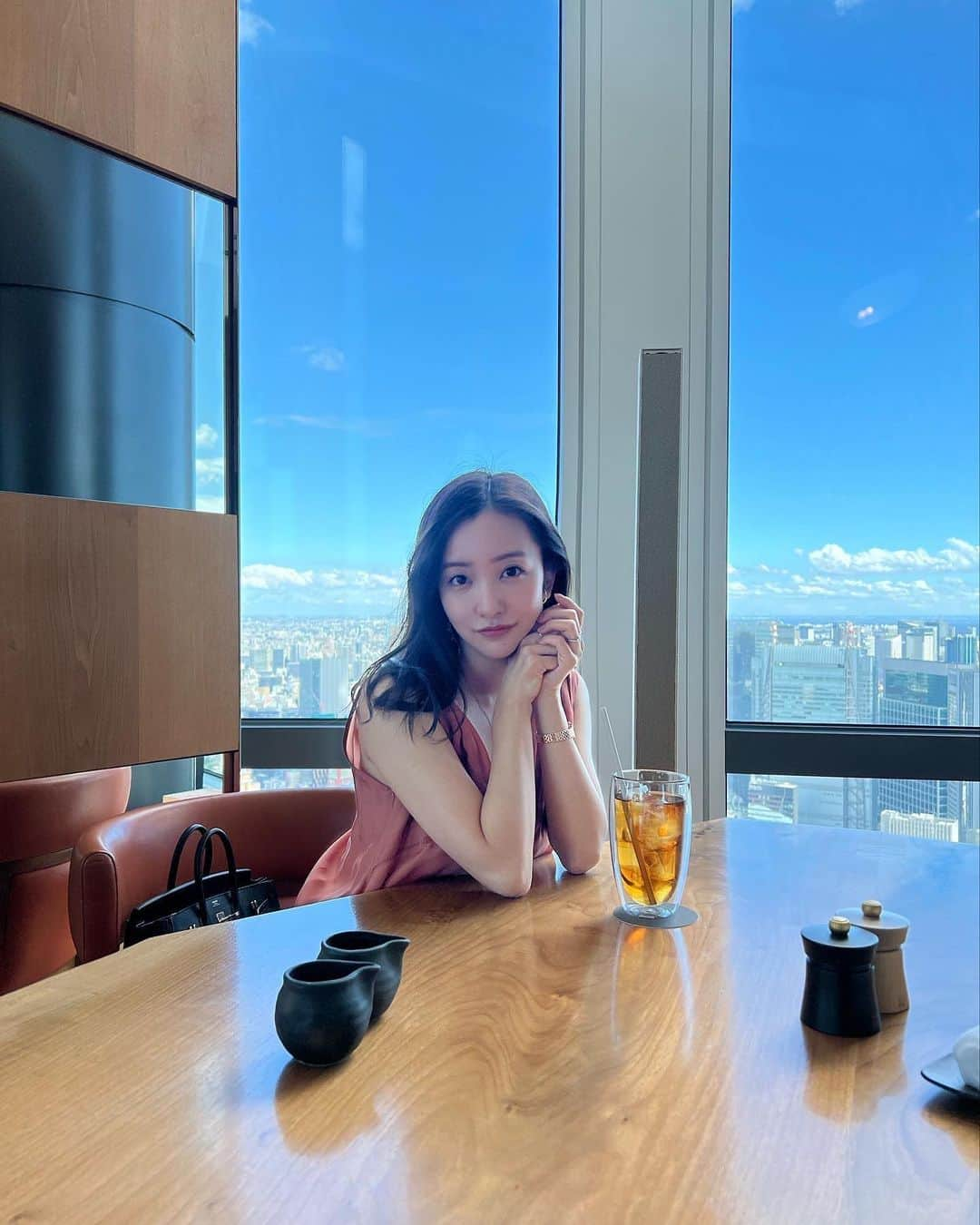 板野友美さんのインスタグラム写真 - (板野友美Instagram)「夏よ、さよなら🫶🏻  夏の雲がすき☁*°  空が綺麗すぎてコラージュみたい😇」9月10日 19時36分 - tomo.i_0703