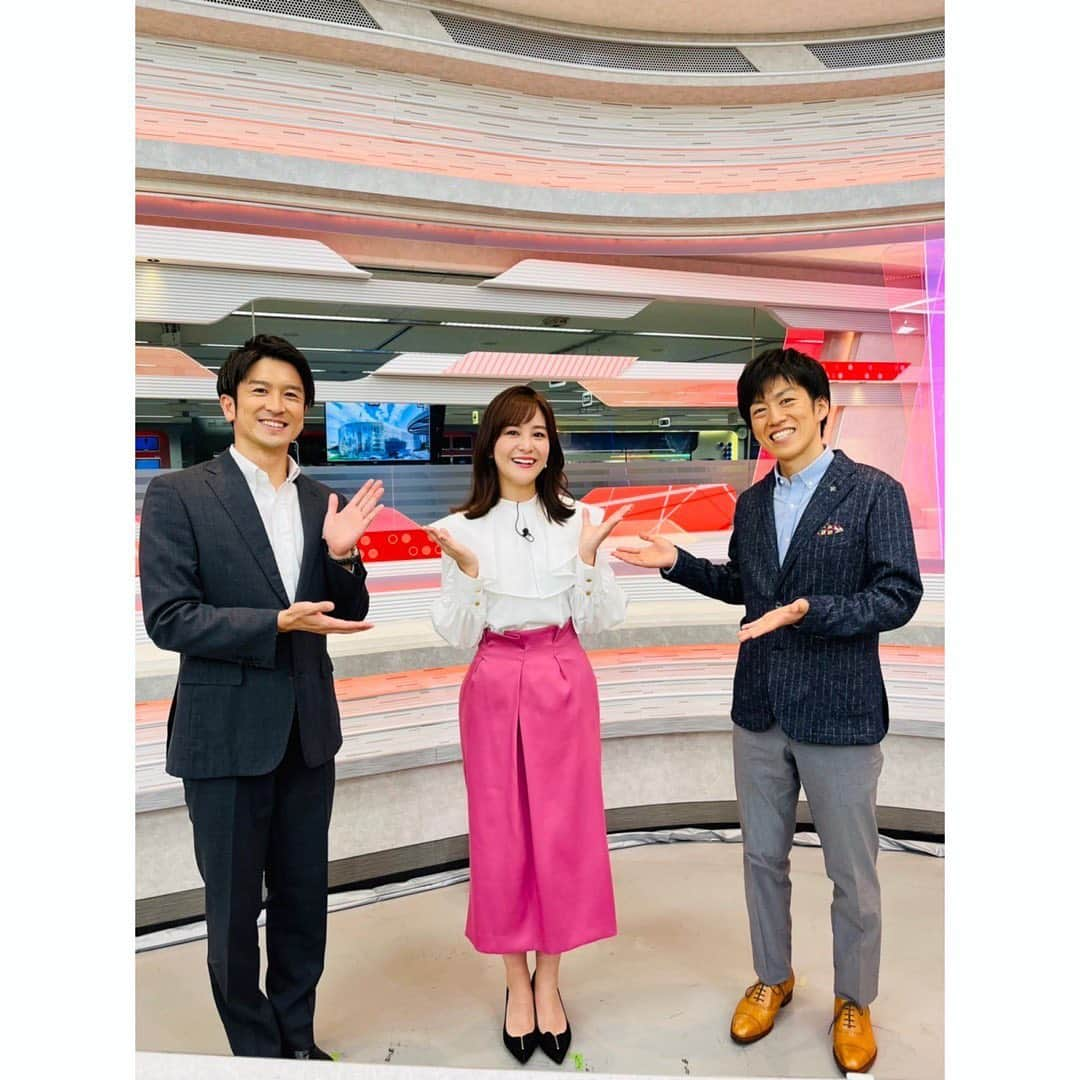 林美桜さんのインスタグラム写真 - (林美桜Instagram)「. 土曜Jチャンの 佐藤気象予報士と菅原アナと📷 今日は#中秋の名月  月を見てお団子を食べたいですね！外に出たら月が本当に綺麗でびっくり🌕🎑  ブラウス @tiara_melrose スカート @liesse_official アクセサリー @ete_official」9月10日 19時39分 - miou0hayashi