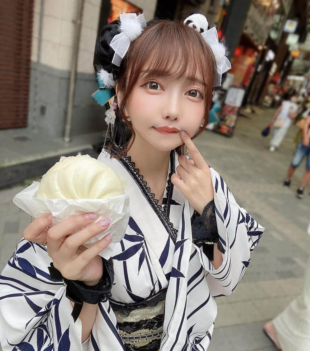 遠藤 玲奈 /endo renaさんのインスタグラム写真 - (遠藤 玲奈 /endo renaInstagram)「肉まん食べます🐼？  せいなちゃんと浅草でーとしたときのつづき🐼🐼🍥  #浴衣#浅草浴衣#浅草さわだや#浴衣コーデ#浴衣ヘア#おだんごヘア#パンダヘア#浴衣女子#パンダ #浴衣ヘアアレンジ #浴衣ヘア#ロングヘア#グレージュ#着物#着物ヘア#双子コーデ#モノクロ#白黒#🐼#肉まん#食べ歩き#浅草デート#浅草食べ歩き#食べ歩き」9月10日 19時44分 - r_m.0115