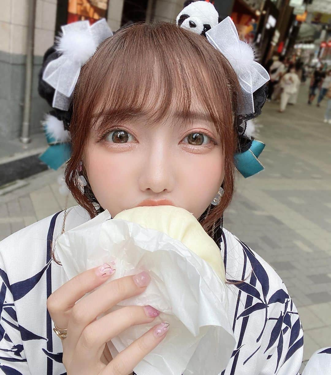 遠藤 玲奈 /endo renaさんのインスタグラム写真 - (遠藤 玲奈 /endo renaInstagram)「肉まん食べます🐼？  せいなちゃんと浅草でーとしたときのつづき🐼🐼🍥  #浴衣#浅草浴衣#浅草さわだや#浴衣コーデ#浴衣ヘア#おだんごヘア#パンダヘア#浴衣女子#パンダ #浴衣ヘアアレンジ #浴衣ヘア#ロングヘア#グレージュ#着物#着物ヘア#双子コーデ#モノクロ#白黒#🐼#肉まん#食べ歩き#浅草デート#浅草食べ歩き#食べ歩き」9月10日 19時44分 - r_m.0115