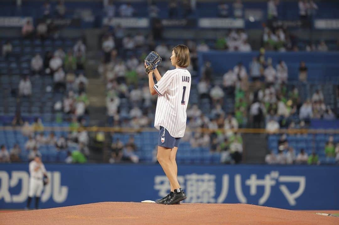 狩野舞子さんのインスタグラム写真 - (狩野舞子Instagram)「・ 改めて、昨日の始球式。 本当に緊張しました。 始球式が決まったその日からずっと緊張していました🙄  投げ終わって映像を観させてもらったら、自分が思っている以上に山なりの球を投げていて、あれ？ってなったけど、ひとまず緊張の中よく頑張りました😂  何より嬉しかったのは、投げ終わってから試合観戦をする為に客席に向かう時、沢山の人が 「ナイスボール！」って温かい声を掛けてくださった事😭 そして、観に来てくれていた姪っ子ちゃんが、 「舞ちゃん格好良かったー！！」って言ってくれた事です🥰👍 これだけでもやって良かった😭😭😭  投げる前につば九郎がグータッチしてくれて あれで勇気が出ました🤛  ヤクルトの皆さん、日本郵便の皆さん、 本当にありがとうございました🙇‍♀️  この素敵な写真はヤクルト球団さんに頂いたものです😊 ・ #明治神宮球場 #東京ヤクルトスワローズ  #日本郵便 #日本郵便day #始球式 #つば九郎」9月10日 20時10分 - kanochan715