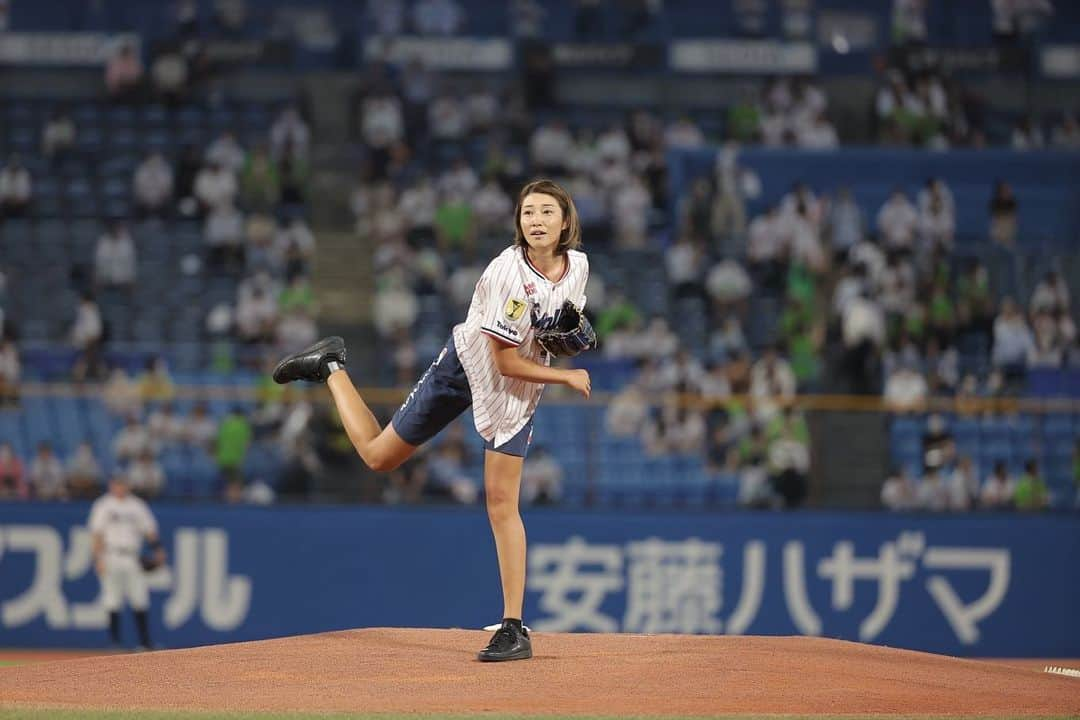 狩野舞子さんのインスタグラム写真 - (狩野舞子Instagram)「・ 改めて、昨日の始球式。 本当に緊張しました。 始球式が決まったその日からずっと緊張していました🙄  投げ終わって映像を観させてもらったら、自分が思っている以上に山なりの球を投げていて、あれ？ってなったけど、ひとまず緊張の中よく頑張りました😂  何より嬉しかったのは、投げ終わってから試合観戦をする為に客席に向かう時、沢山の人が 「ナイスボール！」って温かい声を掛けてくださった事😭 そして、観に来てくれていた姪っ子ちゃんが、 「舞ちゃん格好良かったー！！」って言ってくれた事です🥰👍 これだけでもやって良かった😭😭😭  投げる前につば九郎がグータッチしてくれて あれで勇気が出ました🤛  ヤクルトの皆さん、日本郵便の皆さん、 本当にありがとうございました🙇‍♀️  この素敵な写真はヤクルト球団さんに頂いたものです😊 ・ #明治神宮球場 #東京ヤクルトスワローズ  #日本郵便 #日本郵便day #始球式 #つば九郎」9月10日 20時10分 - kanochan715