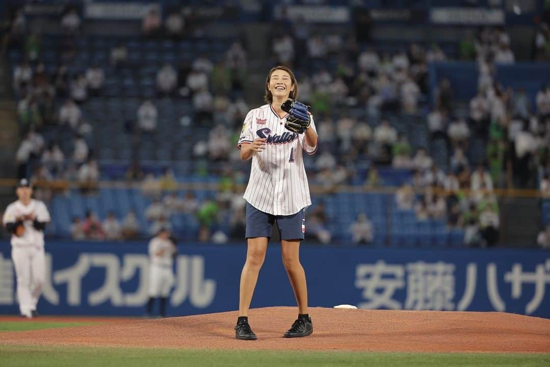 狩野舞子さんのインスタグラム写真 - (狩野舞子Instagram)「・ 改めて、昨日の始球式。 本当に緊張しました。 始球式が決まったその日からずっと緊張していました🙄  投げ終わって映像を観させてもらったら、自分が思っている以上に山なりの球を投げていて、あれ？ってなったけど、ひとまず緊張の中よく頑張りました😂  何より嬉しかったのは、投げ終わってから試合観戦をする為に客席に向かう時、沢山の人が 「ナイスボール！」って温かい声を掛けてくださった事😭 そして、観に来てくれていた姪っ子ちゃんが、 「舞ちゃん格好良かったー！！」って言ってくれた事です🥰👍 これだけでもやって良かった😭😭😭  投げる前につば九郎がグータッチしてくれて あれで勇気が出ました🤛  ヤクルトの皆さん、日本郵便の皆さん、 本当にありがとうございました🙇‍♀️  この素敵な写真はヤクルト球団さんに頂いたものです😊 ・ #明治神宮球場 #東京ヤクルトスワローズ  #日本郵便 #日本郵便day #始球式 #つば九郎」9月10日 20時10分 - kanochan715