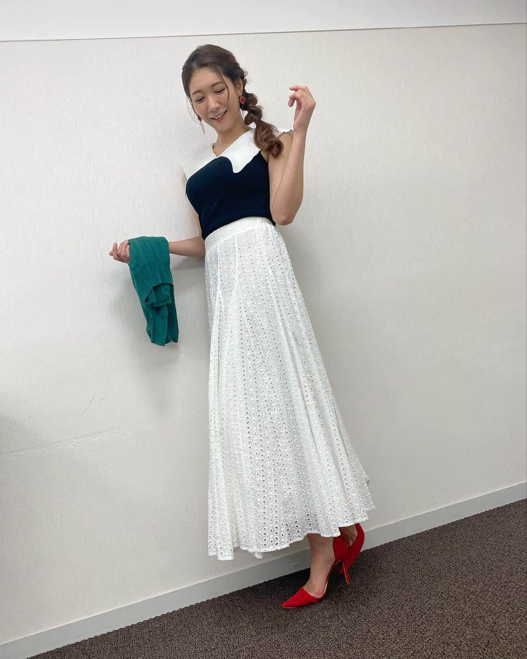 穂川果音さんのインスタグラム写真 - (穂川果音Instagram)「金曜アベプラの衣装です👗  #アベプラ　#気象予報士　#明日コレ着よコーデ　　#ほかのん #fashion #weather #天気　#天気コーデ 　#ファッション #季節の変わり目の日コーデ 　#fashion #cordinate #weatherreport #お天気コーデ 　　#9月コーデ　 　#アナウンサーコーデ　　#秋コーデ　#レーススカートコーデ 　 　#秋色コーデ　#お天気キャスター　#weatherforecast #お天気お姉さんコーデ 　#170センチコーデ」9月10日 21時20分 - hokawakanonn