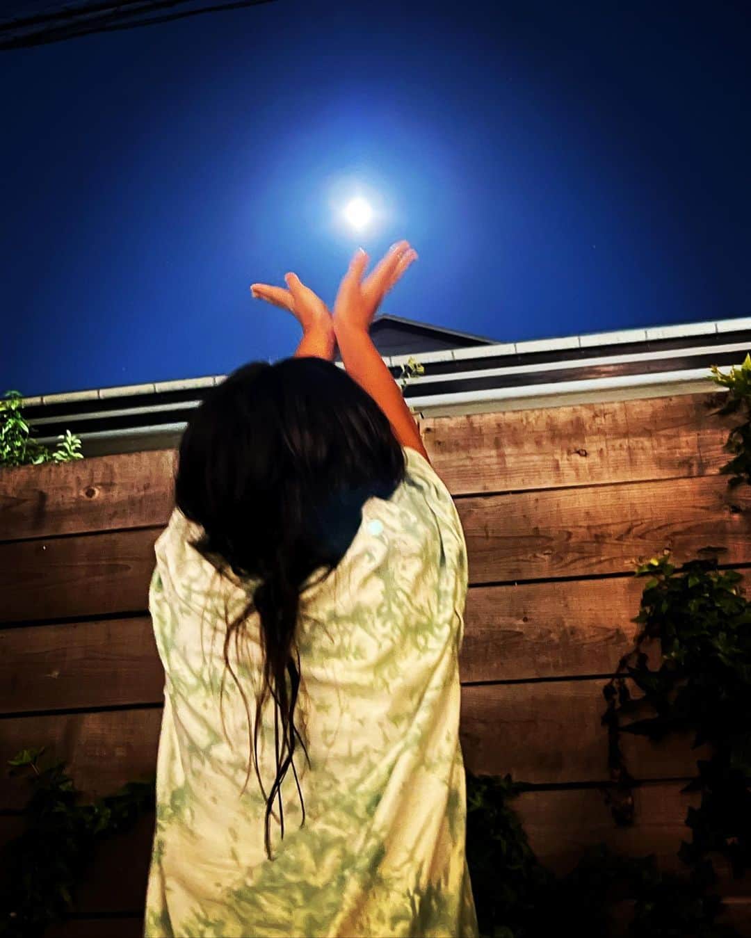 西山茉希さんのインスタグラム写真 - (西山茉希Instagram)「#満月 #生誕 #感謝と祈りをそれぞれに  祝う事の方が得意な君が、 素敵に自分を祝えて眠れますように。  2022.09.10. #いいから笑え #おまじない #🪄」9月10日 22時04分 - maki.nshiyama50