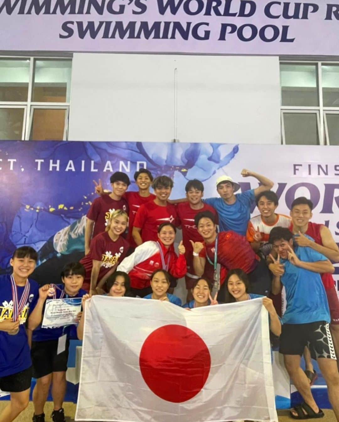 髙津奈々さんのインスタグラム写真 - (髙津奈々Instagram)「【Finswimming World Cup 2022 in Phuket】  4年ぶりにワールドカップに出場しました。 レースは9月3日と4日の2日間開催。  実は、9月3日は22歳最後のレース、 9月4日は誕生日で23歳のスタートの日でもありました。  現地でもチームメンバーにお祝いしていただき、 ケーキも用意してくださり、 大好きな試合の日に23歳を迎えられ幸せ者です🎂  ありがとうございました✨  結果としては 50mアプニア 18.12 第3位　🥉 50mサーフィス 18.99 第2位　🥈 100mサーフィス 42.83 第2位　🥈  国際大会でしっかりメダルを取ることができたことは素直に嬉しかったです。  ただ今年は日本選手権で自己ベストだったのにも関わらず、海外の地でそれを更新することができなかったため、もっとタイムが求められていく来年以降への反省とし、来年はもっとタイムにこだわりたいと思います🔥  年内残り3試合を予定しております。 引き続きがんばりますので応援よろしくお願いいたします。  #フィンスイミング #日本代表 #スポンサー #wonderyears_swim  @wonderyears_swim  #ワンダーイヤーズ  #finswimming #アスリート  #国際大会 #ワールドカップ」9月10日 22時10分 - nanatakatsu