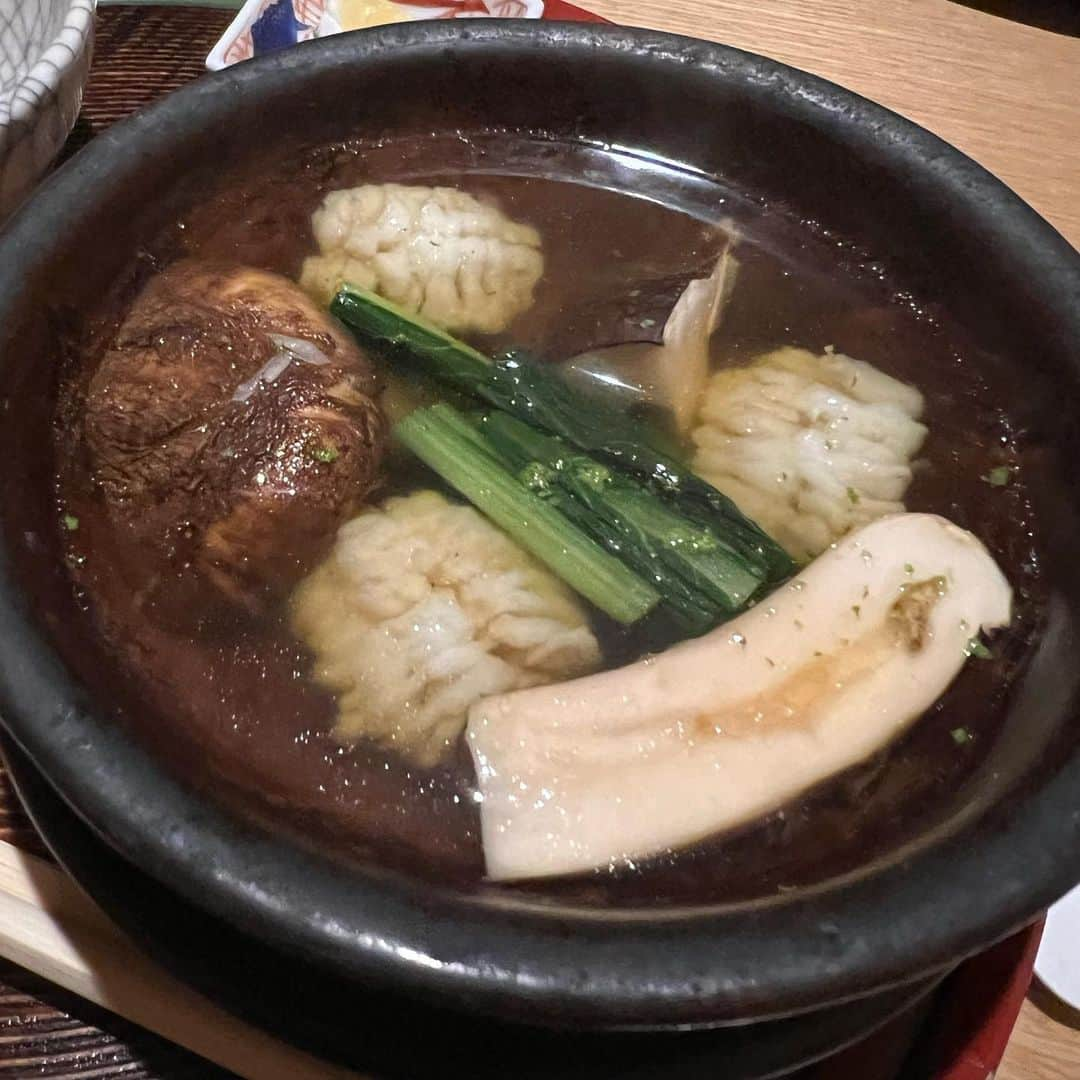 吉川ちえさんのインスタグラム写真 - (吉川ちえInstagram)「【🍚🍶⭐️🍚🍶⭐️🍚🍶】 . 先日、東銀座にある日本料理屋さん ✅銀座くどう さんへ行ってきたよ🥹💓 . まず完全個室で3組って言う かなり贅沢空間でした😝✌️ 素材の味をこれでもかってくらい 出したフルコースで本当に美味しかった🙋‍♀️✨ . 全部タイプすぎて美味しかったなぁ🥰❤️ 器もとても綺麗でそこも凄く素敵だな思いました🥹💓 . 〆のご飯のトリュフたっぷりには 凄い感動したー😍❤️❤️ . ⭐️銀座くどう⭐️ 📮東京都中央区銀座5-14-14 サンリット銀座ビルⅢ 3F 🚃東銀座駅４番口から１分 📞 03-3545-1091 .  #銀座くどう #銀座グルメ #銀座グルメ #日本料理 #会席料理 #和食」9月10日 22時18分 - yoshikawachie_16