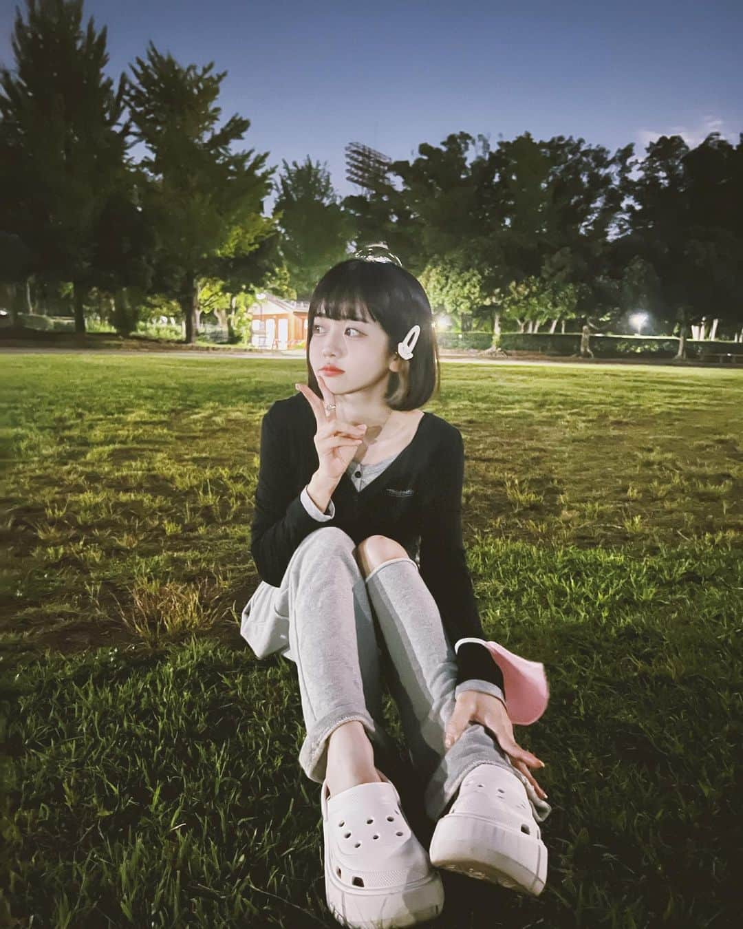 キム・イェリンさんのインスタグラム写真 - (キム・イェリンInstagram)「추석 잘 보내세요🌕🤍 夜の公園とちせ」9月10日 22時27分 - peach_chu_