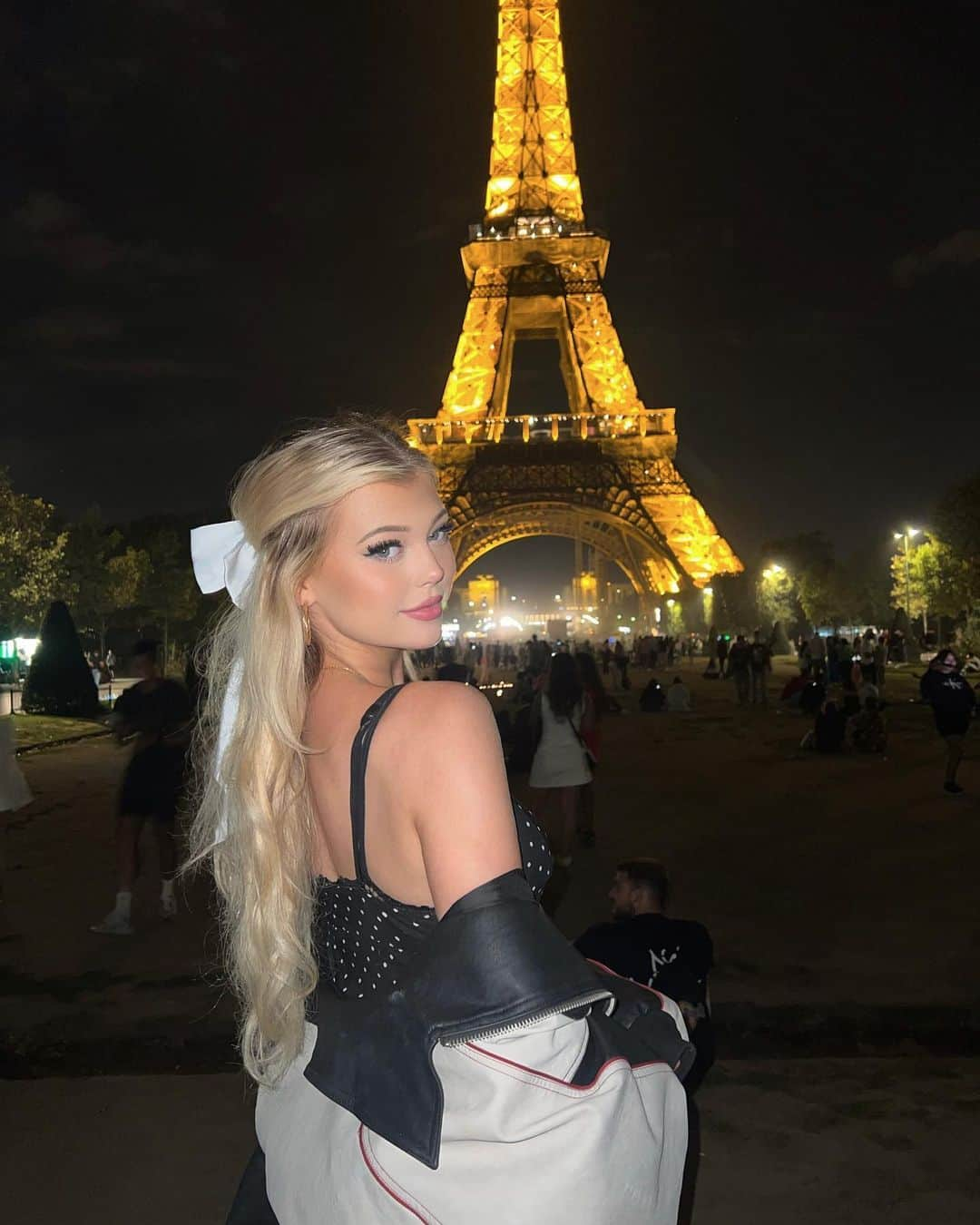 ローレン・グレイさんのインスタグラム写真 - (ローレン・グレイInstagram)「stuck in ireland and can’t go home so i’m gonna pretend i’m still in france smiling under the eiffel tower 🪷」9月10日 23時12分 - loren