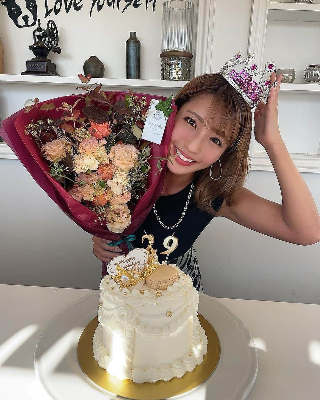 橋本梨菜さんのインスタグラム写真 - (橋本梨菜Instagram)「今日は少し早い生誕イベント🎂 お越しくださった皆様ありがとうございました☺️💐 毎年こうしてお祝いしてもらえてとても幸せです。みんなで笑ってお肉食べて、そんな楽しい時間が毎年過ごせると嬉しいです。たくさん可愛い！をもらえたので大人になりますが見た目だけは歳をとらないように頑張ります😚  れいちぇる💜ともちゃん💜も サプライズで遊びに来てくれてとっても嬉しかった😋✌️  大好きなみんなにお祝いされて ホントに幸せでした！  今日は少し早いお祝いをしてもらいましたが、9/13がお誕生日当日なので、 そこでおめでとう！を是非言ってくださいね🥰  お店を貸してくださった @therose__official さま ありがとうございました😊💗」9月11日 0時41分 - hashimoto_rina_