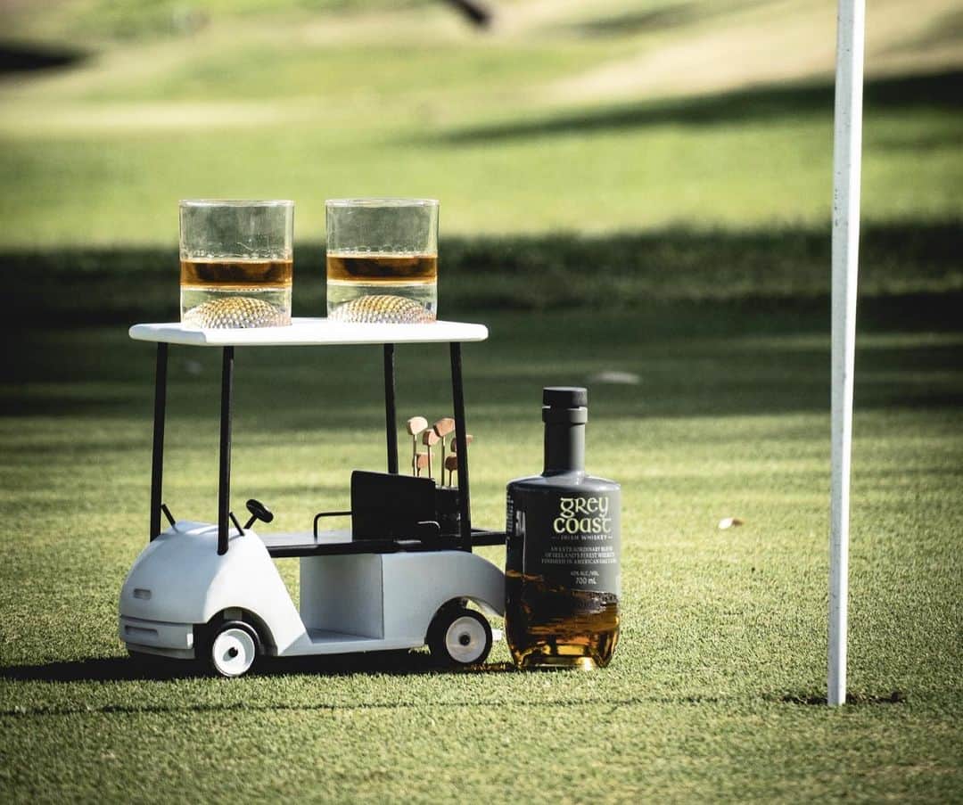 Elise Lobbさんのインスタグラム写真 - (Elise LobbInstagram)「The only golf cart that is allowed on the green🤪⛳️🏎 BUT peep the Grey Coast Irish Whiskey by Graeme McDowell !!!!! On the rocks or in a cocktail, it's high-quality, easy-drinking whiskey. 🥃😍 Grey Coast recognizes the importance of taking nothing for granted and enjoying all of life's little celebrations on and off the course.   Must be 21+. Enjoy responsibly.   © @greycoastwhiskey  #golf #greycoast #whiskey #ad」9月11日 6時37分 - eliselobb