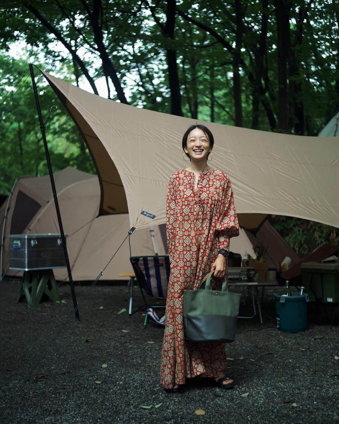 高山都さんのインスタグラム写真 - (高山都Instagram)「週末キャンプスタイル。 コラボで作ったバッグ、今回は調味料や食材どっさり詰めて。 ウォータージャグに氷いっぱい入れてワイン冷やす使い方も新しかったなー。」9月11日 11時16分 - miyare38