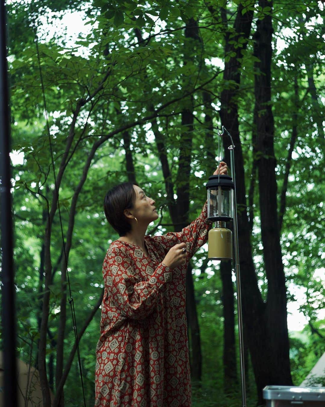 高山都さんのインスタグラム写真 - (高山都Instagram)「週末キャンプスタイル。 コラボで作ったバッグ、今回は調味料や食材どっさり詰めて。 ウォータージャグに氷いっぱい入れてワイン冷やす使い方も新しかったなー。」9月11日 11時16分 - miyare38