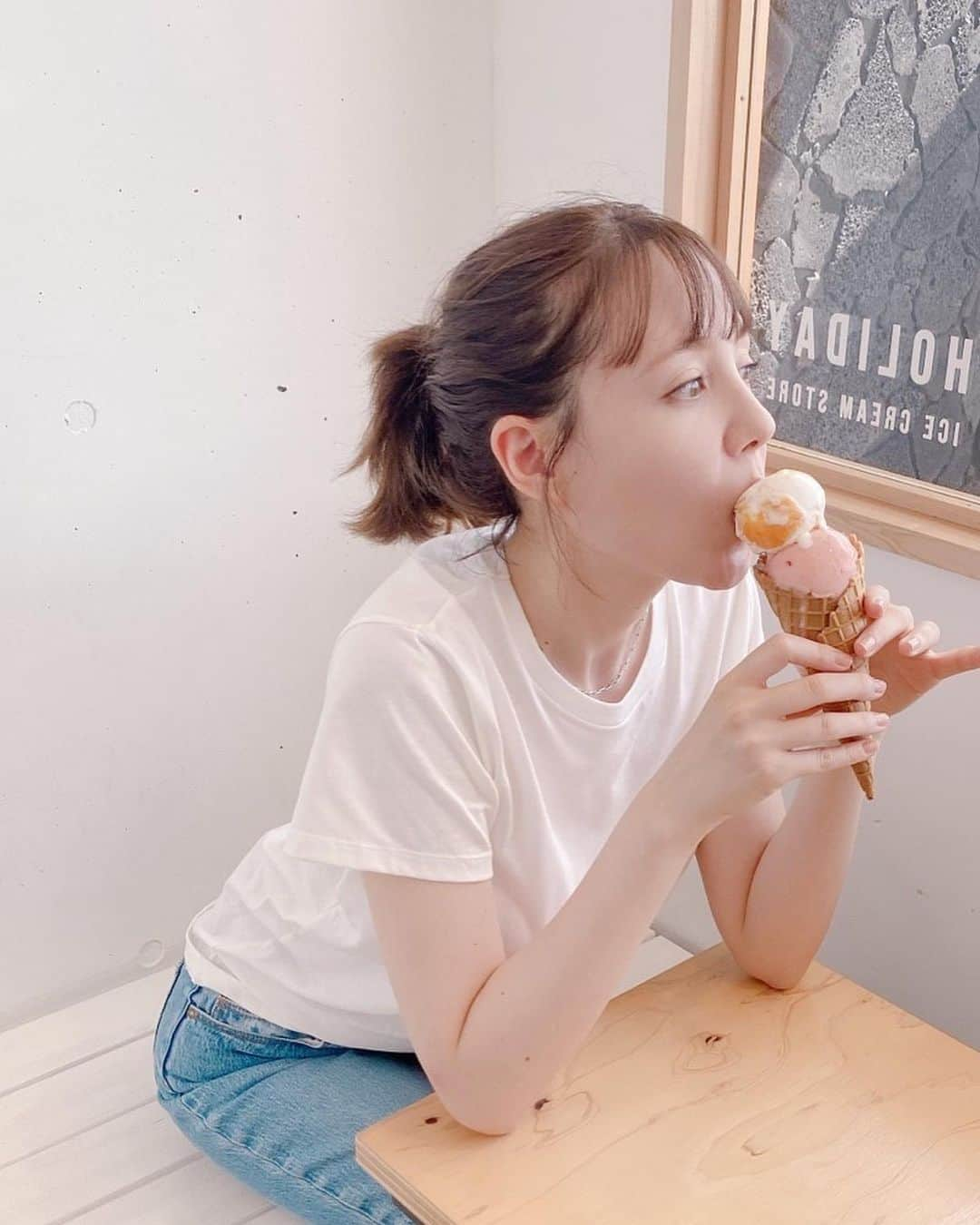 トリンドル玲奈さんのインスタグラム写真 - (トリンドル玲奈Instagram)「アイス、おいしそうでしょ😋？  とある撮影のオフショットなのですが、写真選びや構成に私も参加していて、みなさんに喜んでもらえるかなぁ？とがんばってます!  楽しみにしててね😚  因みに @baserange Tシャツに  @rollasjeans のデニム、 @churchs ローファーという大好きなブランド尽くし…❤︎」9月11日 12時20分 - toritori0123