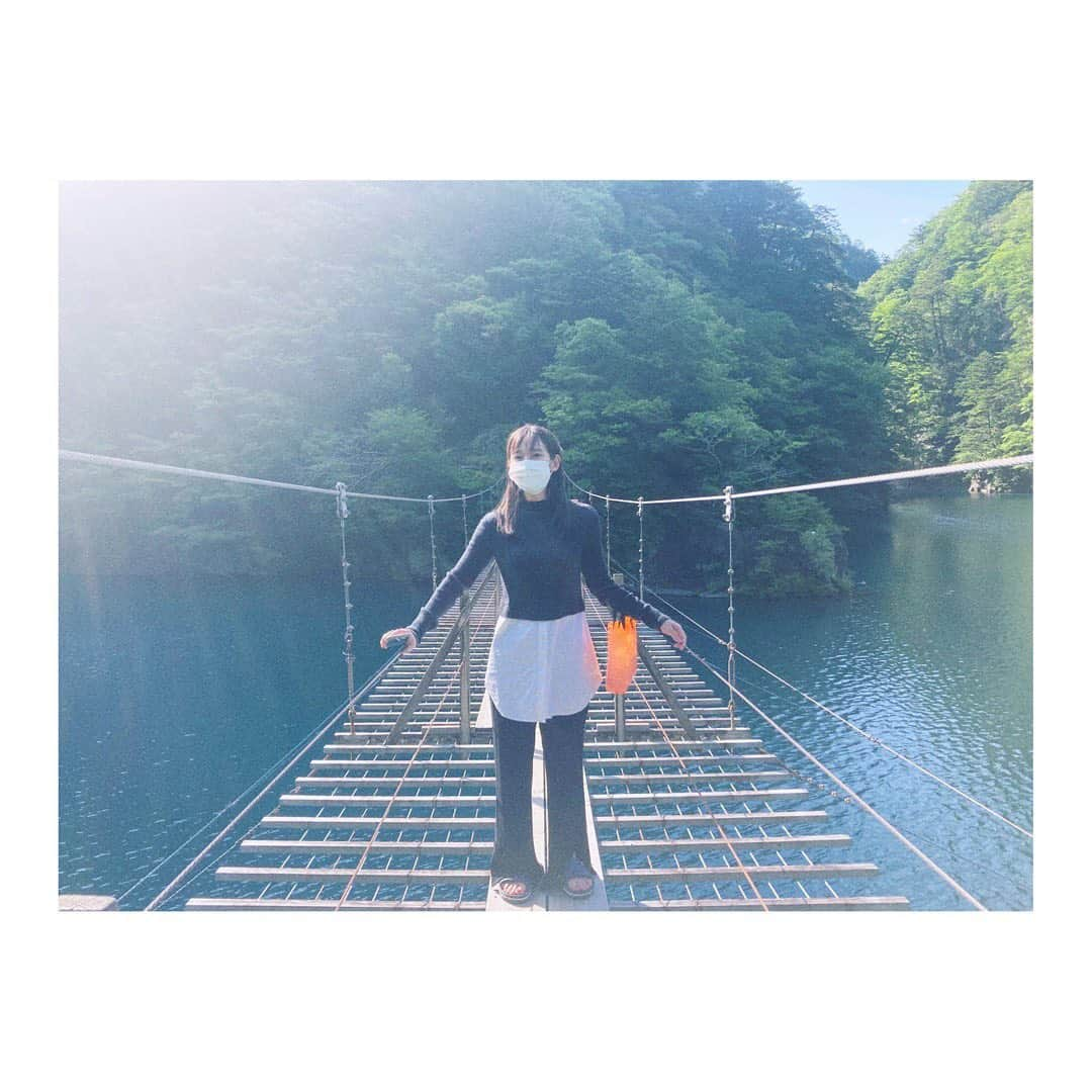 吉岡里帆さんのインスタグラム写真 - (吉岡里帆Instagram)「静岡県夢のつり橋🌈⭐︎  現場スリッパの悲劇⁽⁽ଘ( ˊᵕˋ )ଓ⁾ (吊り橋を渡る際はスニーカーを強くおすすめします)!  素敵なカップルの思い出2ショットに、変な写り込みしないように頑張りました。  #夏休み #思い出 #バランサー #ギリギリ笑顔」9月11日 12時33分 - riho_yoshioka