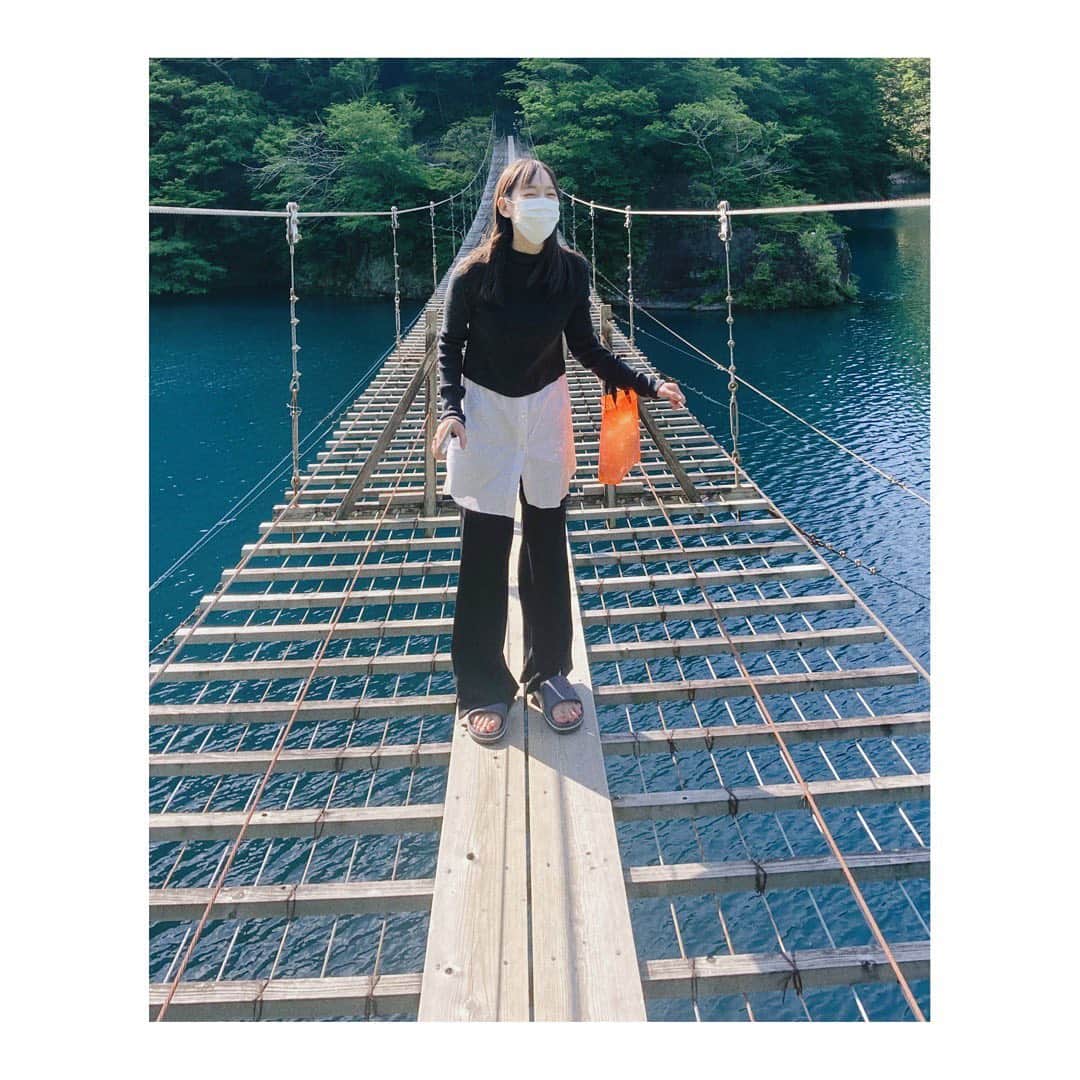 吉岡里帆さんのインスタグラム写真 - (吉岡里帆Instagram)「静岡県夢のつり橋🌈⭐︎  現場スリッパの悲劇⁽⁽ଘ( ˊᵕˋ )ଓ⁾ (吊り橋を渡る際はスニーカーを強くおすすめします)!  素敵なカップルの思い出2ショットに、変な写り込みしないように頑張りました。  #夏休み #思い出 #バランサー #ギリギリ笑顔」9月11日 12時33分 - riho_yoshioka