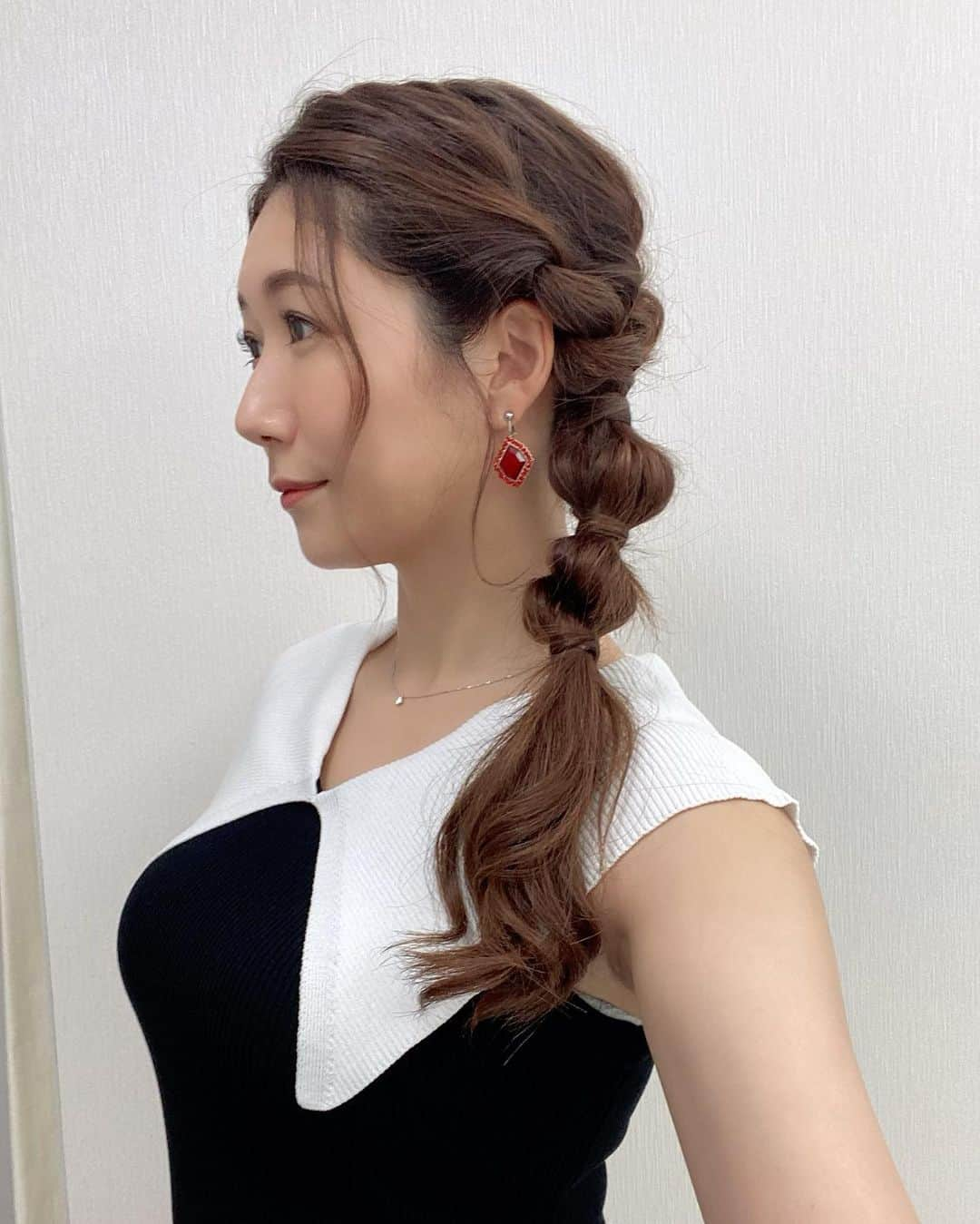 穂川果音さんのインスタグラム写真 - (穂川果音Instagram)「hairstyle  サイド編み下ろしヘアです😊  #hairstyle #hairarrange #編み下ろしヘア　#編み下ろしスタイル　#編み下ろしアレンジ　#アベプラ　#abema #穂川果音 #気象予報士　#weatherforecast #気象キャスター　#セントフォース　#サイド編み下ろしヘア　#サイド編み下ろし　#サイド寄せヘア」9月11日 13時12分 - hokawakanonn